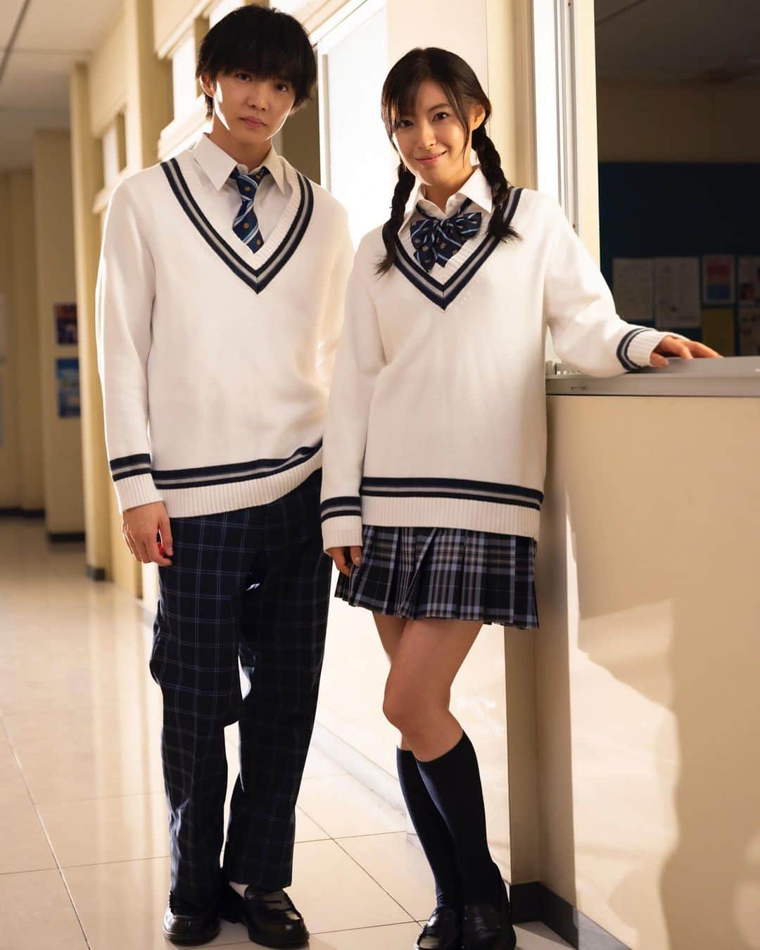 瀧本美織のインスタグラム：「スタッフさんから制服のパンフレットだ！と言われていた2ショットです👼🏻 ドラマでは一瞬で終わってしまった回想シーンですが、 記念に写真をたくさん撮ってもらいました！ 黒髪は若返り効果抜群ですね。 限界決めずにがんばろっと😗✊🏻← 昊汰くん切なかったですね…🥹 どうか幸せになってくれぇ〜😭✨  湯浅監督も鳥取出身なのです☀️ いつも素敵な笑顔に癒されてます🤤🌼   @sister_ytvdrama    #Sisterドラマ」