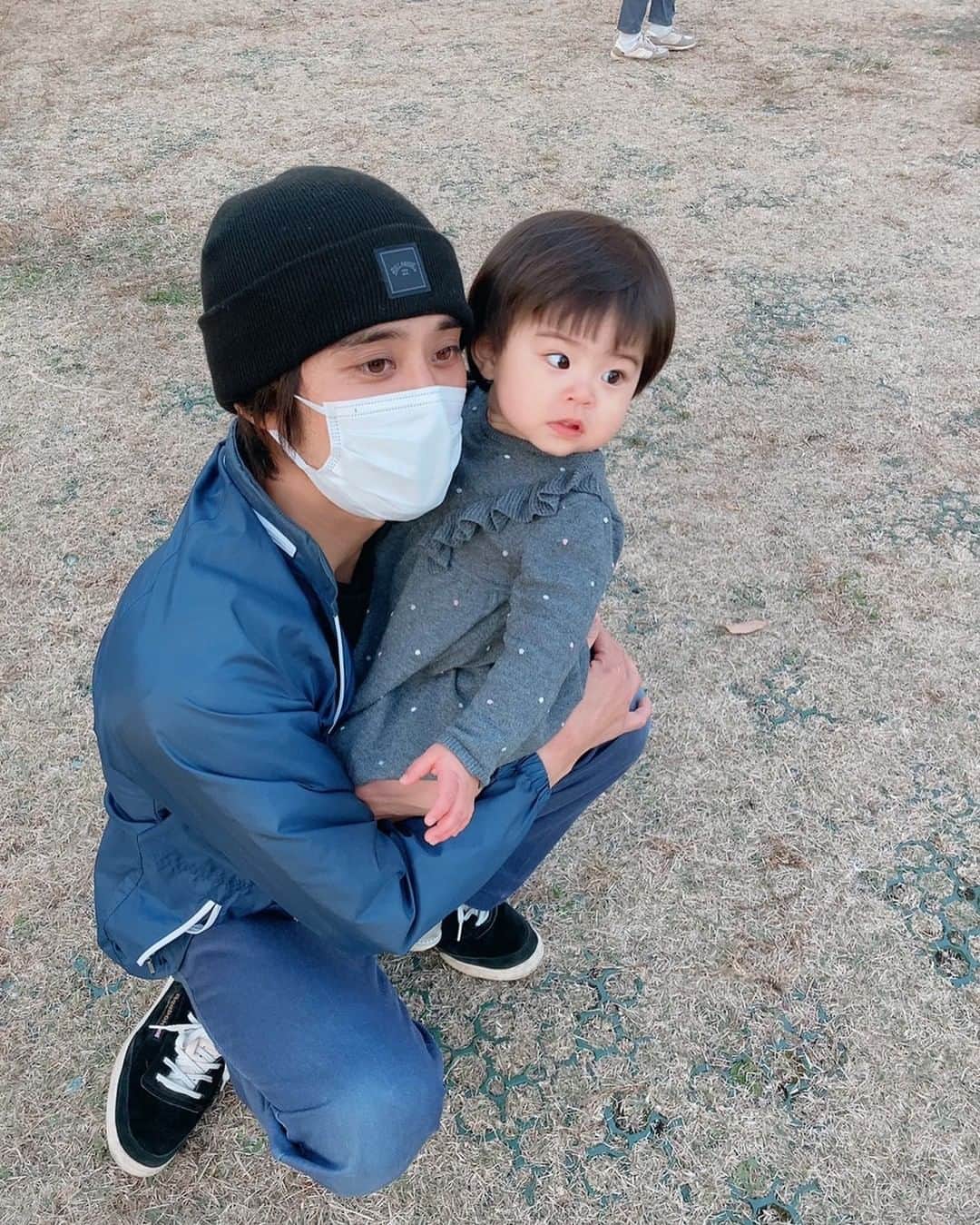 のインスタグラム：「父と娘♡ 公園でたくさん遊びましたー^ ^ 楽しかったね‼︎また行こね❣️  僕はゾンビはやめておきます笑  #斉藤慶太#俳優#職人#パパ#娘 #かわいい#癒し#公園デート#最高 #ビラボン#ニット帽#👍」