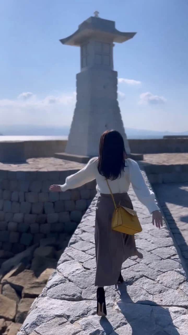 八幡美咲のインスタグラム：「『ヤハタビ』いよいよ明日です☺️ 今回は大崎下島編！ サウナにグランピングに焚き火に盛りだくさん🤍🏹 ̖́-  こちらの動画は iPhone13proのシネマティックモード ほぼ初めて使ってみました🫧🤍 すごーい！！  明日のフロントドアの 「ヤハタビ」はなんと一眼カメラ📸 映画風の仕上がりになっていますよꪔ̤̮‪♡  フロントドア あす26日(土)午後１時〜 そのあと午後2時〜中四国ブロック特番です🪄︎︎◝✩」