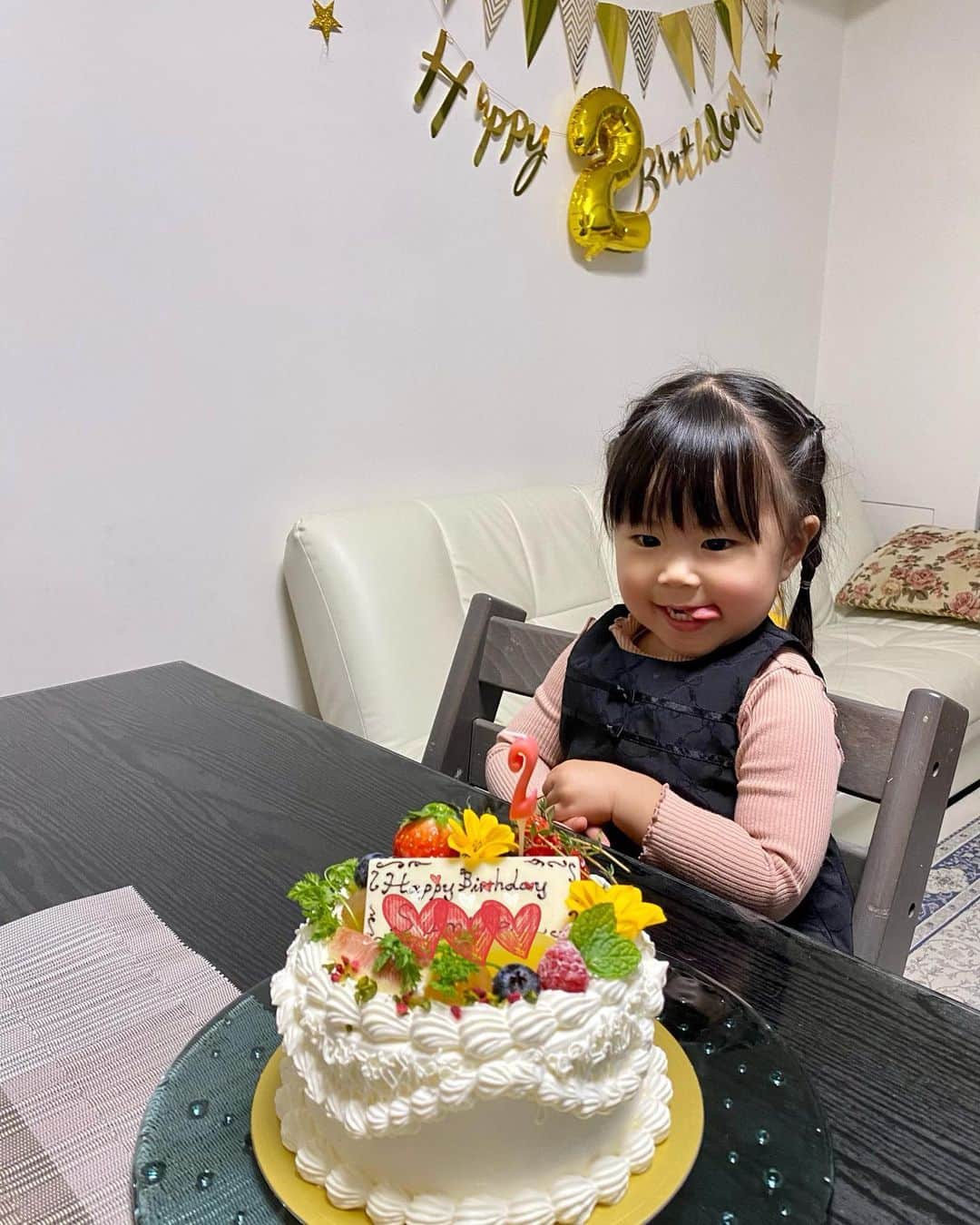 有地佐哉香のインスタグラム：「娘2歳のバースデー🎉 ここ1か月で急に話す単語が増え、 二語文を話すのが楽しいよう。 よく言うのは 「ぱぱ　いない」 （そうだよね。特に夜はあまり見かけないね😇😇） 「ばなな　おいしい！」 （私の作ったものがバナナに勝てるはずがない😇😇） 「〇〇、かえっちゃった」（ちゃんと切ない顔をする） 娘と夜遅くまでおしゃべりする日が今から楽しみ！  どこに行っても、どんな環境に預けられても、その場に順応して楽しく過ごす娘。子どもから学ぶことって本当に多い。  日々いろんなニュースが流れる中、 毎日ただ無事で元気に楽しく過ごしてくれればそれでいいと、何だか親っぽいことを思うこの頃です。  #happybirthday #2yearsold #tokyodisneyland #tokyodisneylandhotel」