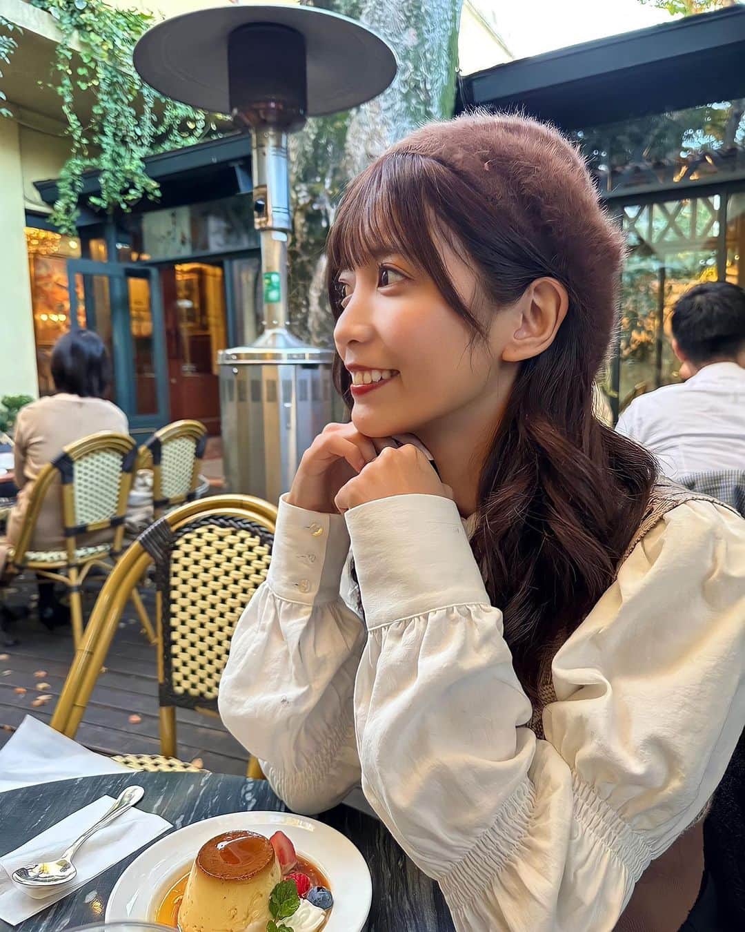 のインスタグラム：「こっからは独り言、初めての長文投稿。笑  16歳からアイドルやったり YouTuberになってテレビのタレント として色々経験させてもらえたり してきたけど  今までの私は、本当にお休みが嫌いで "とにかく"なんでも挑戦してみて "とにかく"前に進んでる感がないと  人生を楽しめなかった。  "お仕事優先！お仕事第一！"って思って がむしゃらにやってきたこともあって  そんな自分が好きだったんだけど  なんだか今年は、もっと趣味も、 出来ることもいっぱい増やしたかったし  もっともっとお誘いや出会い、 人との関わりを今まで以上に とにかく大切にしていきたくて  人と会って、語って、笑いあって。  その人の考え方や生き方を知って、 もっと好きになって。  たまには立ち止まる時間や 休む時間もこんなに大切な時間 だったんだあ〜って。  今になってこんな大切なことを今まで 気づけなかった自分が悔しい。笑  今年は、色んな経験や気づきが たくさんあって大幅に ぐーーんっと成長できた気がする☺️  今年の振り返りみたいに なっちゃったからこの文章 載せるか迷ったけどなんだか 書きたくなっちゃって。  今感じてる気持ちをリアルタイムに 発信する事がより、考えてる事とか 人間性とかがまっすぐ伝わる気がするから  今の気持ちを、"今" 載せてみる🐶  何が言いたいかと言うとこれからも もっと前を向いてレベルアップ していきたいし  休む時は休んで、やるときはやる。  メリハリをしっかりして、 お仕事も趣味も周りの人も 大切にしながら時間を上手に 使える大人な女性になりたい。  そう気楽に思いながら 自分の事も追い詰めず大切にして 頑張っていくから  みんなも今それぞれの悩みが あったりすると思うけど  自分を1人だと思わないで☺︎  少し迷ったり悩むことがあったら 自分が心許せる人に素直に 言葉で吐き出してみよ？  もし周りに見当たらなかったり 話しにくいなって思う事は  毎日DMみてるし 私に話して気が楽になれるので あればいつでも頼っておくれ〜☺️  人生色んな事が起こるし 色んな人がいるよね。  これだから人生って楽しい！ って思える大きな心を身につけれる 強い女性になりたい ( ᐢ˙꒳​˙ᐢ )」