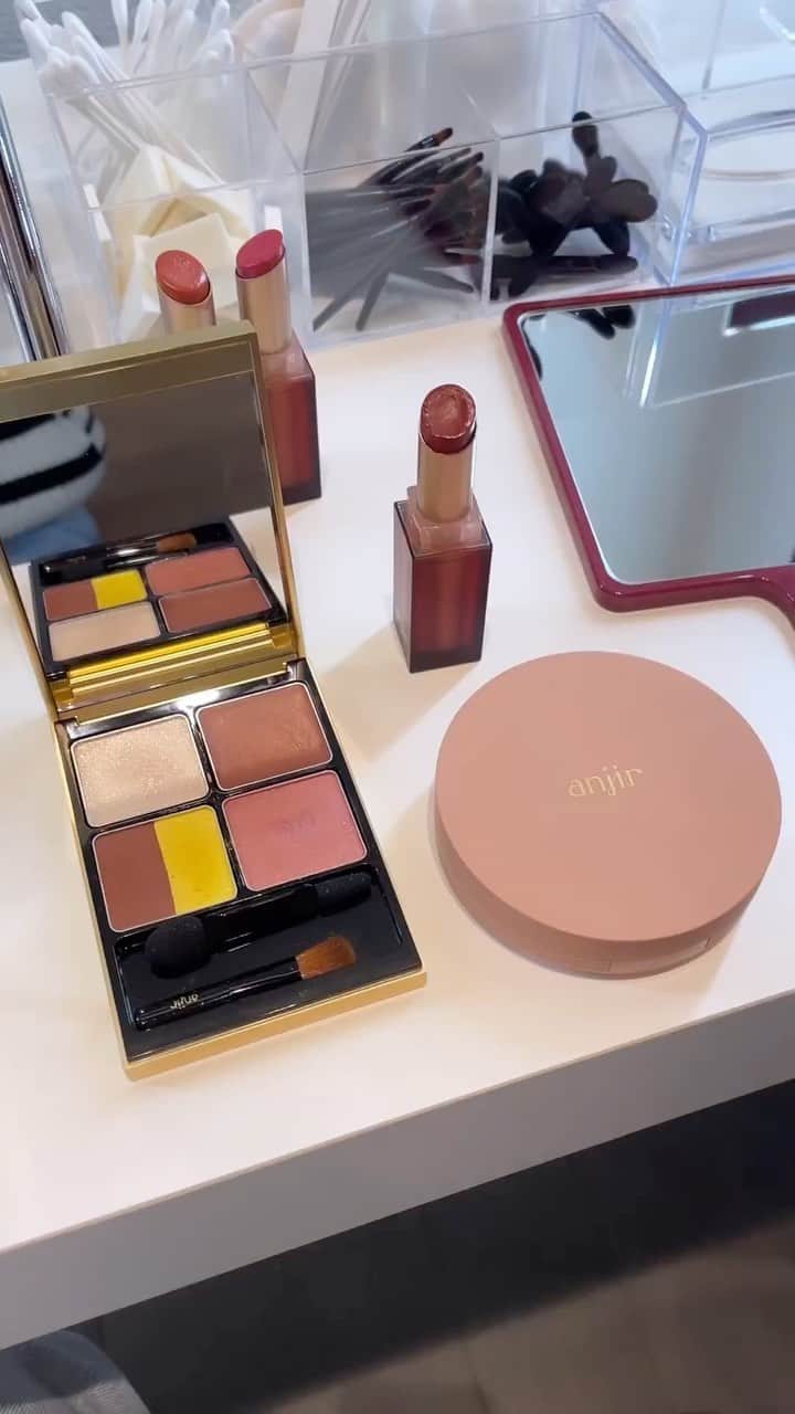 熊澤枝里子のインスタグラム：「・ 2023 1.11 debut  @anjircosmetics   じわっとしみる「色香」がテーマ のコスメ。 いちじくからインスパイアされた 色味が素敵でした✨ シャドウもリップも 塗るとグッと女っぷりをあげてくれる！  ここ2.3年あまりメイクをして 出かける機会も少なかったから 来春は気兼ねなくルージュを塗って 外に出られるようになるといいな☺️💄  #makeup  #春コスメ」