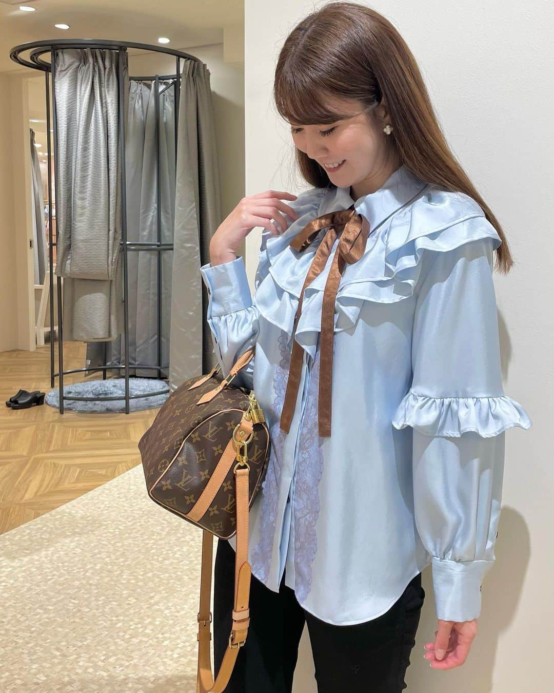 西木恵美里さんのインスタグラム写真 - (西木恵美里Instagram)「神戸のPOP UPにて🪞  @adelly.tokyo の中では比較的シンプルなアイテム🫧 ブルー×ブラウンの色味が好き🤍  着用アイテム ダブルフリルブラウス ￥34,100（税込）  胸元に大きなダブルフリル、前立てに繊細なレースを施した ロマンチックなネオヴィンテージスタイル。  袖とバックスタイルにもフリルがついていて、どこから見ても可愛いデザインです。 肩位置を少し内側に入れ、 フリルがあっても華奢なスタイルに見えるよう計算しています。 リボンは取り外し可能。  綺麗な色で一日中気持ちを上げてくれるブラウスです。  #adelly #adellyambassador」11月25日 22時00分 - kamiyaemily