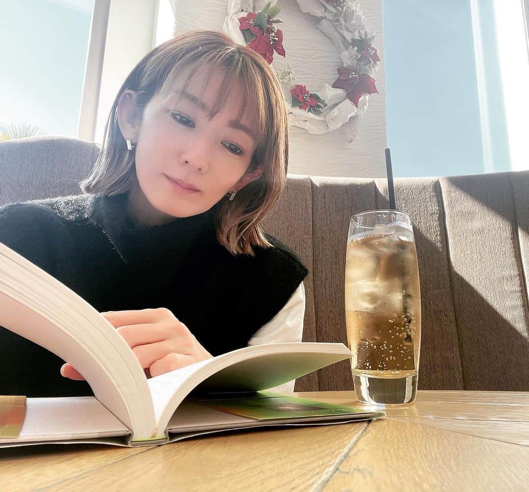 大河内奈々子さんのインスタグラム写真 - (大河内奈々子Instagram)「・ ・ 待ち合わせ時間の少し前に行くのが好き。  お店の空気を知ることができたり 本を読みながら　自分の時間を楽しんだり。  日常の中の　細やかな贅沢なひとときかも。  #大河内奈々子 #読み終わりたくない本 #大切な一冊 #nanakoohkouchi #bookstagram #booklover」11月25日 22時05分 - nanakoohkouchi