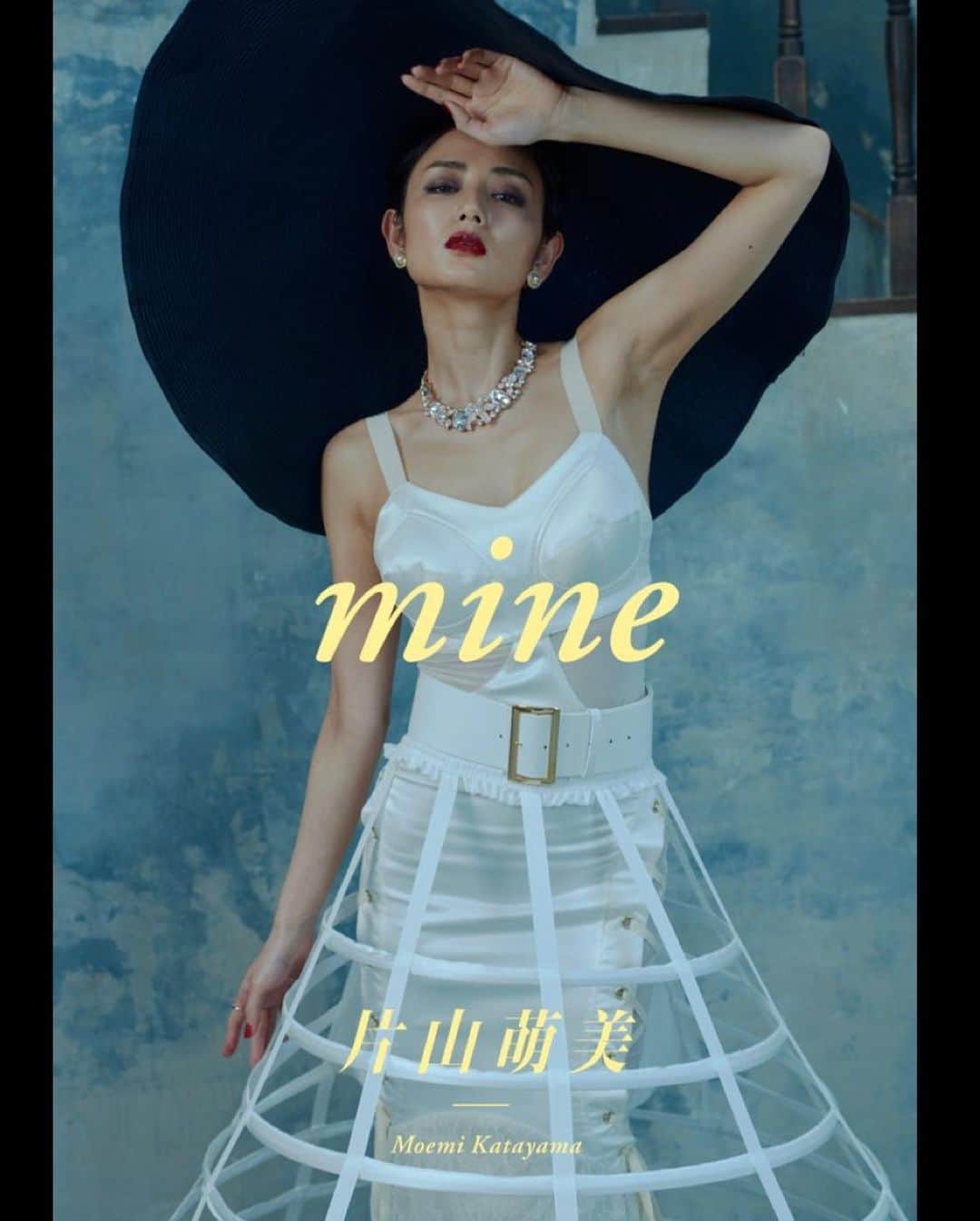 片山萌美のインスタグラム：「🖤  アザーカットデジタル写真集 -mine- 片山萌美セレクトです  mineは 私の好き、がつまった写真たち。 世の中のたくさんの情報で 自分の好きがわからなくなったりするときがあったからね、  妥協なく “好き”を選んだ  好きを選ぶって とっても楽しい みなさんも 好きだったらいいなぁ  それにしても この写真もメイクも衣装も 好きすぎる💋  #アザーカットデジタル写真集　 #片山萌美写真集M  #moemikatayama  #デジタル写真集」