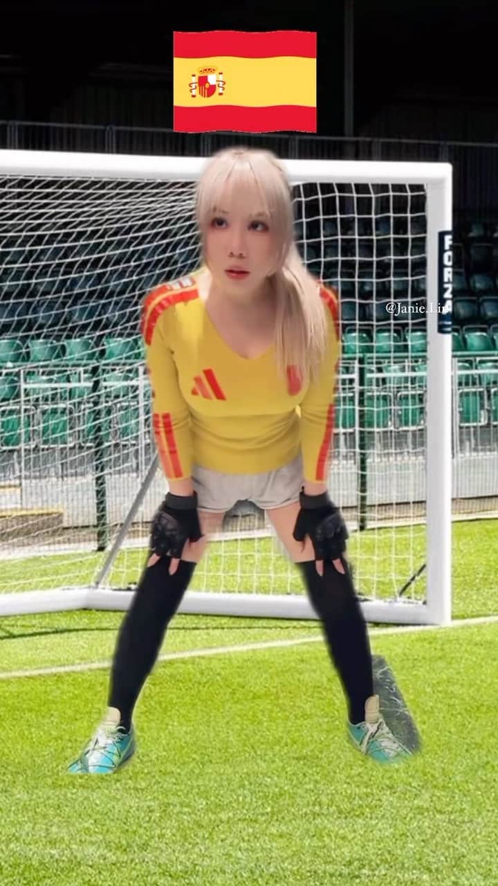 泥泥林のインスタグラム：「Your teammates are all so awesome be like: 當你的隊友們都太強的時候…   #fifa #2022 #spain #soccer #awesome」