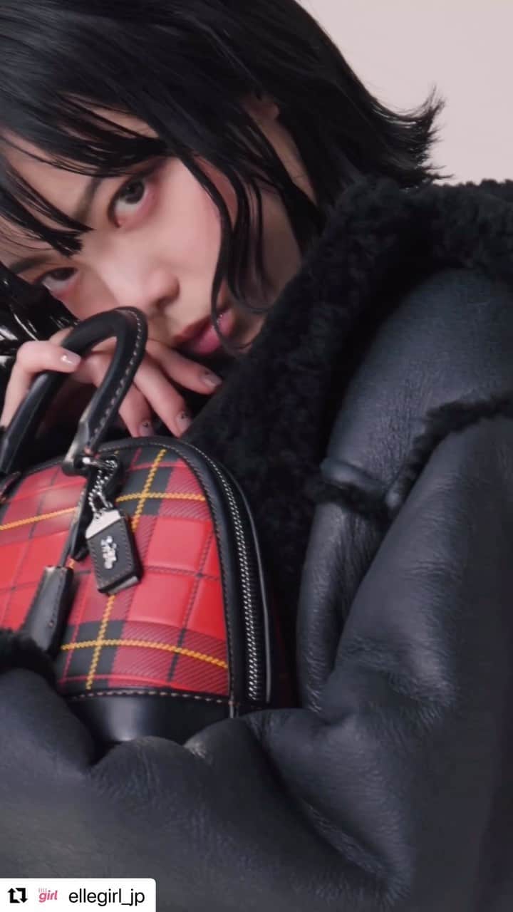 三浦加納子のインスタグラム：「COACH×平手友梨奈さん。 ドラマティックに躍動する表情にもキュン☺️ ネイルはグレーベージュにシャンパンゴールドのフレークをほんの少し、 ホリデーシーズンの華やかさをイメージして。 —————————————————- #Repost @ellegirl_jp with @use.repost ・・・ 平手友梨奈がまとう、「コーチ」の最旬モダンカジュアル  “FEEL THE WONDER.”をテーマに、アメリカンクラシックとゴシックパンクを見事に融合させた「コーチ」のホリデーコレクション。ホリデーにふさわしいジョイフルなラインナップを、アーティストや女優としても活躍する平手友梨奈がイノセントに着こなす。  @coach_japan @coach   #ellegirlpromotion #coach #コーチ #coachholiday #平手友梨奈 #yurinahirate  ————————————————  model : YURINA HIRATE  styling :@akira_noda_official  movie : @takuoarai  @yuriya_movie  hair : @ma34hair  makeup : @sadaito  nail：KANAKO MIURA @kanakomiura  direction：YUKA KIKUCHI/sora inc.  realization : @akane226   NAIL COLOR :CHANEL LE VERNIS 578 NEW DAWN」