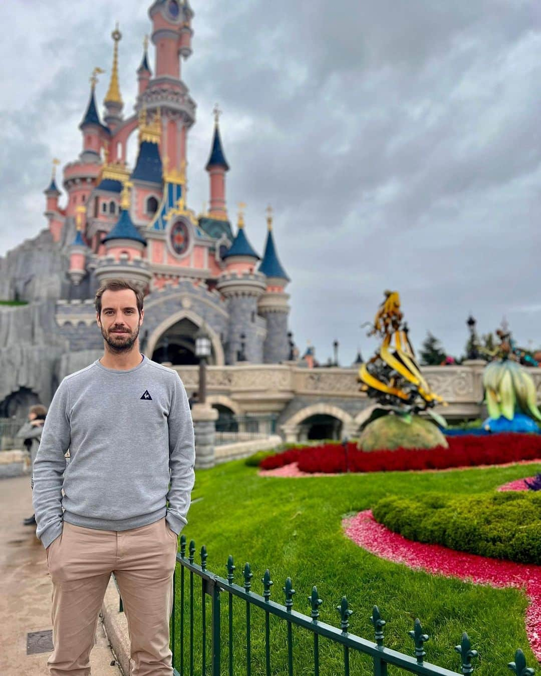 リシャール・ガスケさんのインスタグラム写真 - (リシャール・ガスケInstagram)「Photo souvenir d’une belle journée  @disneylandparis !! 🎊🪄#disneylandparis」11月25日 22時36分 - richardgasquet34