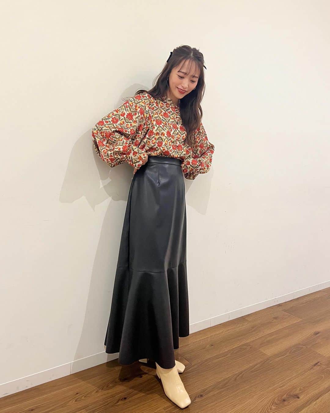 近藤千尋のインスタグラム：「明日は、 読売テレビ📺 今田耕司のネタバレMTGに出ます💕 林アナさんと、ちっひーちゃんと 撮ってもらいました❤️ 賑やかな楽しい空間でした🫧☺️  最近花柄沢山着てるなぁ🌼 今週と先週のラヴィットの衣装も🙋🏻‍♀️ 詳細載せますね💕  『今田耕司のネタバレMTG』  @geneheavens_official @rosebud_official_ @unoaerre_japan @randa_pic  『ラヴィット11/18』  @baumundpferdgarten @abiste_official @jimmychoo   『ラヴィット11/25』  @ganni @rosebud_official @hemca_official @daianashoespress  #近藤千尋衣装  明日はお休みだー！！！！！！🙋🏻‍♀️💓 ポテチ、一袋食べちゃったなう。笑」