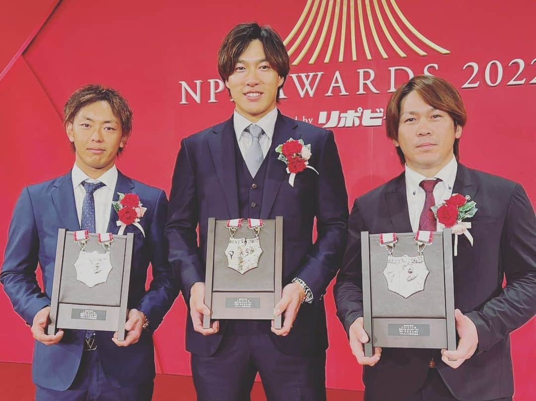 今宮健太のインスタグラム：「ベストナイン受賞できました❗️ 応援してくださった全てのファンの 皆さん本当にありがとうございます。 来年も受賞できるように頑張ります‼️ #柳田悠岐 #甲斐拓也 #内川聖一  お久しぶりでした😆」