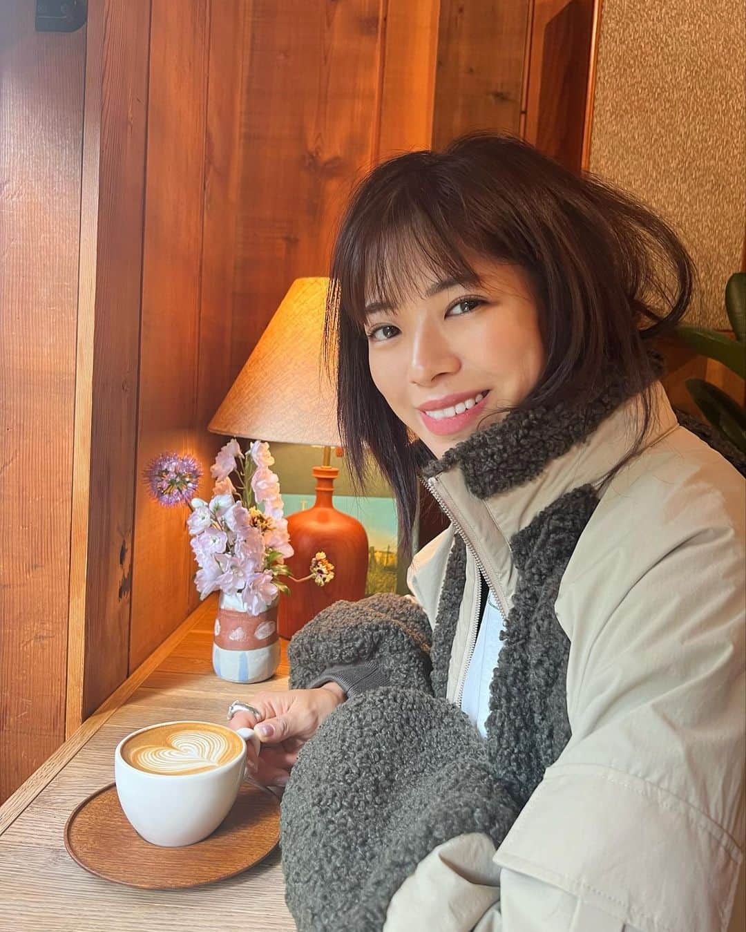 わちみなみのインスタグラム：「落ち着く🐨☕️ コーヒーもホットドッグも美味しかった🌭  好きな光が差し込んでた✨ わたしはやっぱり緑のある場所が好き  @paddlers_lou」