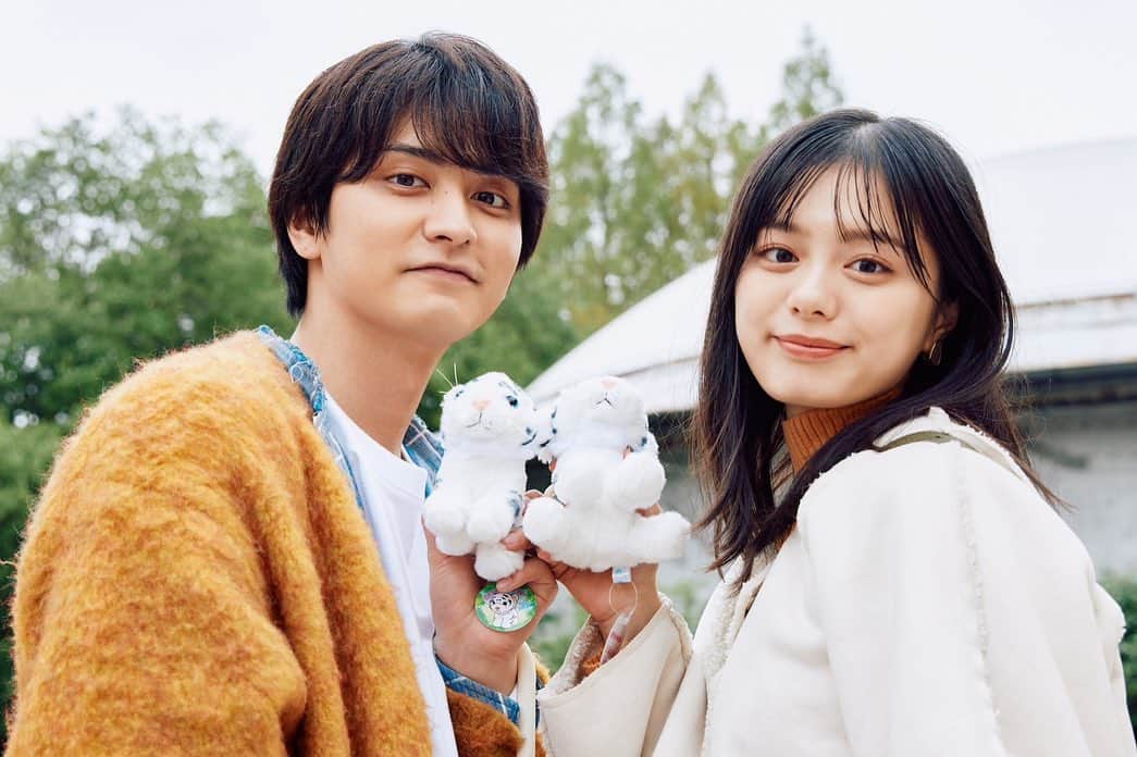 のインスタグラム：「私たち結婚しました 第4話、ありがとうございました☺︎ ちょっとは私たちの関係も進んだかな、？ 来週もお楽しみに〜！ 感想お待ちしています🫶 なんだか、お出かけの時よく雨降ってる気がするな🤔」