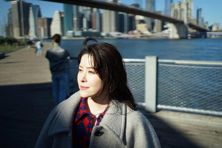 宮澤エマさんのインスタグラム写真 - (宮澤エマInstagram)「Another sky ☁️ Bright lights Big city Tiny person  深呼吸  #brooklyn  #アナザースカイ  Thank you @burr0w  Photo (and hair&makeup): @atsushi_hm」11月25日 23時37分 - emmamiyazawa