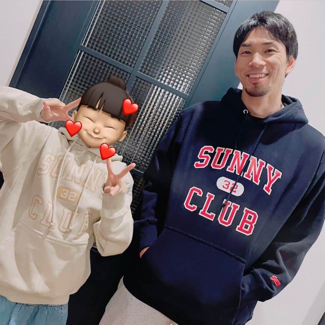 福澤達哉のインスタグラム：「*** My daughter and I are wearing matching outfits😘 This is Saori Kimura and her husband’s apparel brand 🕺 This is cool,isn’t it?? They also run the cafe & bar☕️🍻 @saoriiiii819 🏐 @j_hidaka_192 🕶️ @sunny_thirty_two_club 🦅 #さおりん #J #イケてるパーカーありがとう #おかげさまで #パパと一緒はイヤと言われる前に #娘とペアルックできます #Sunnyカフェにも行きたい #スコーンとカヌレ食べたい #さおりんと呼んでもいいか聞きたい #仲良さそうな雰囲気出してるけど #実際は軽く挨拶する程度 #さおりんとか言うたことない #どっちかっていうと木村さん #男子と女子の交流が少ない #バレー界のナゾ #引退してから初めましてパターン #花の86年組 #チャオ」