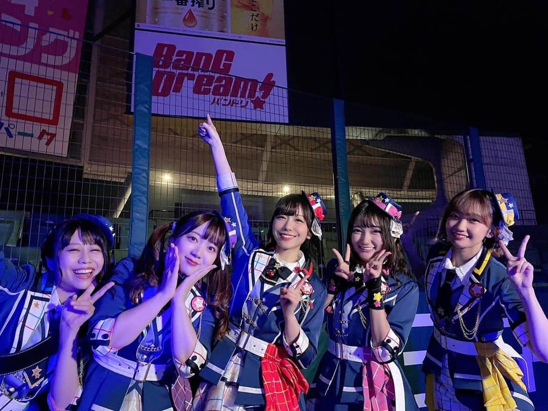 西本りみのインスタグラム：「遅くなったけど、、  #GBP2022 #ブシロード15周年記念ライブ  ベルーナドーム2days終わったぞおおおおおお！！！  皆さま、本当にお疲れ様でした！ そして、ありがとうございました！！🌸  あっという間の時間だったなぁ〜 駆け抜けた！ずっと楽しかった！！  Poppin'Partyは2日ともトリを務めさせていただいて、始まった頃には考えられなかったなぁとしみじみ思いました。  ここまで連れてきてくれたのは、メンバーやキャストの皆さま、ずっと支えてくださっているスタッフの皆々様、  そして、そこのあなたのおかげです。 そう、あなたですよ、あなた🥰💕  みんながいてくれたから、こんなに素晴らしい景色を見られました。 本当に、ありがとう。  1日目は2年越しのガールズバンドパーティー。 たくさん待たせちゃったね。 会いたかったよ。 おかえり。  2日目は声出しOKのライブ。 2年半ぶりくらいかな。 だけどもっともっと永い時間に思えたよね。  その間にたくさんライブもあって。 声は出せなくても心で繋がってる、そんなライブを繰り返してきたね。  だけどやっぱり、声が聞きたくて。  そんなもどかしい思いを抱えながらも、いつか必ず取り戻せる日常を信じて、一緒に走ってくれたよね。  そんなみんなが、必死で守ってくれたこの場所。  声、届いたよ。 聴覚研ぎ澄まして、一瞬も聞きこぼさないように全身で聞いたよ。笑  一柳隊にとっては、初めての声出しライブだったよね。 この瞬間を待ってた。イノチ感じた。ここに立てて本当によかった。 本当に、ありがとうございました☺️  ポピパは逆に、ライブ中に心の会話をめっちゃしてた気がする。笑 なんだろう、めちゃめちゃ通じ合ってた。 本当に、心で会話するってこういうことかってくらい。 この2日間で、ポピパの暖かさも感動も楽しさもハチャメチャさも(笑)、全部感じた。 さすがポピパ。 これがポピパ。 これぞポピパ。  とっても濃く幸せな2日間でした。 みんなも、同じ気持ちで居てくれてるかな☺️？  一ファンとして観ていた7周年ライブ。 駆け出しでトップバッターを務めさせていただいた10周年ライブ。 トリを任せていただいた15周年ライブ。  夢が現実になって、ひとつひとつ、歩んでいってる。  夢を撃ち抜く瞬間を、これからも、一緒にいようね。  愛を込めて。 Poppin'Party Ba.牛込りみ 一柳隊 二川二水 西本りみ  #全日本ブログに書け選手権1位 #インスタの使い方が絶対に違う西本でした  P.S. #と、いう内容をライブ直後深夜に書いていたにも関わらず、深夜という理由で一旦保存していたものを完全に失念しており今更投稿しました申し訳ない」