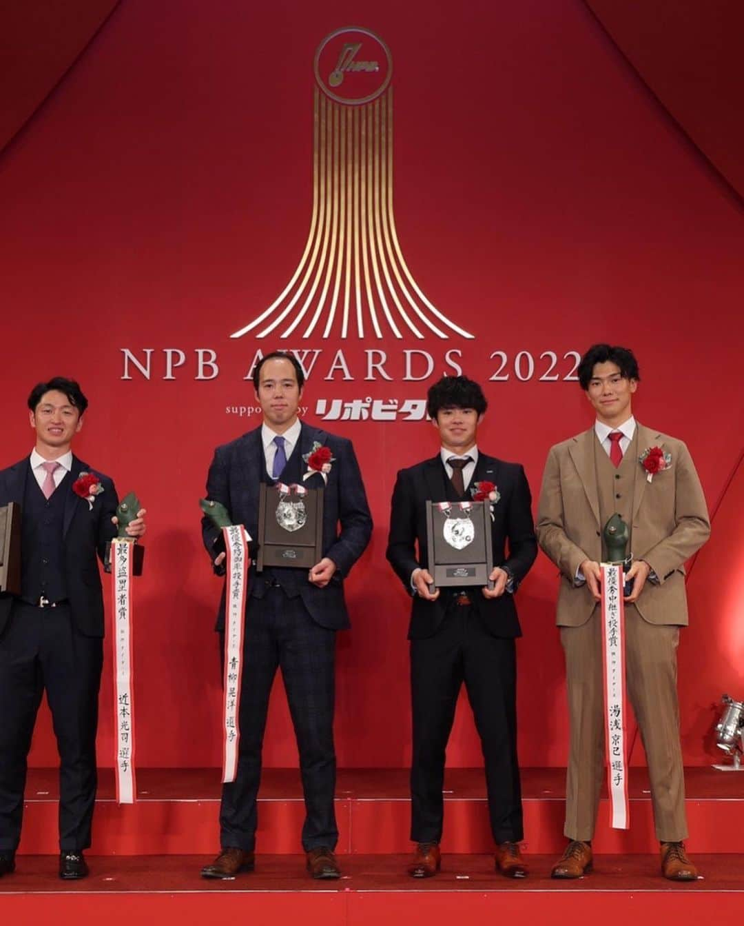 中野拓夢のインスタグラム：「NPB AWARDS 2022 supported by リポビタンＤ  今年1年間たくさんの方々の支えがありベストナインを受賞することができました。 緊張しましたがいい経験をすることができました！ 来年もここに帰って来れるように頑張ります。 引き続き熱いご声援よろしくお願いします！   #NPBアワード  #ベストナイン2022  #人生初のレッドカーペット」