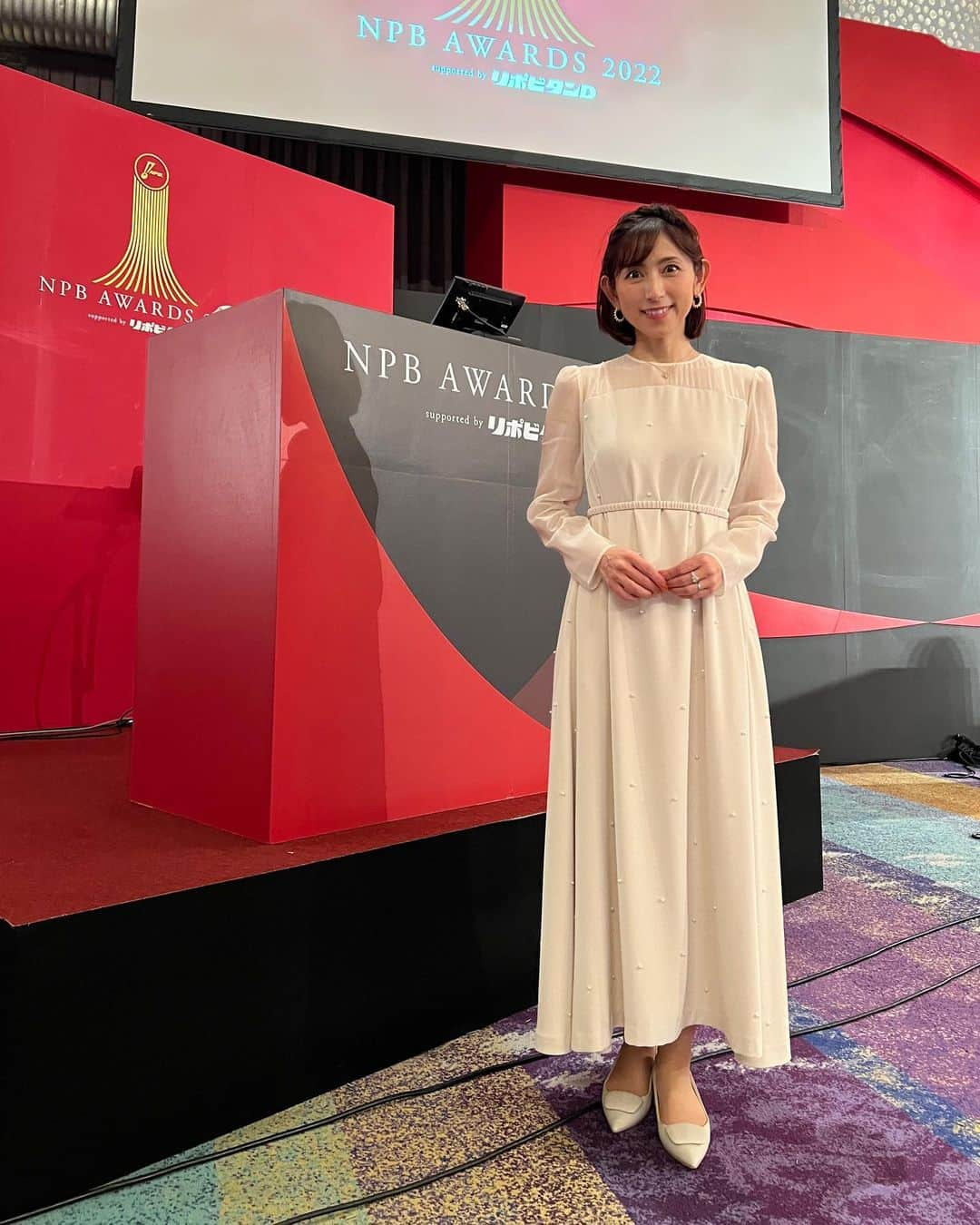 宮崎瑠依さんのインスタグラム写真 - (宮崎瑠依Instagram)「昨日は"NPB AWARDS2022 supported by リポビタンD"が開催されました。私は1部のファーム表彰式から司会を務めました✨  司会を務めるようになって10年。 信じられないくらい分厚くて重たい台本にも慣れて、読み進むのが愛おしく感じるほど、この日を楽しみに準備して参りました🫶🏻  2022年シーズン、素晴らしい成績を残した監督 選手、またプロ野球の発展に多大なる貢献をされた皆様を表彰する、晴れやかな舞台✨今年はなんと3年ぶりに有観客での開催となりました。 嬉しいですね。大きな拍手に包まれる会場を見て、やはりファンの皆さまと共にお祝いすることがこのNPB AWARDSの醍醐味だなと、改めて感じた一日でした。  衣装は 今年も @celford_official ✨ 会場の雰囲気に合うパールドレスを選びました🫶🏻  緊張に包まれながらも幸せな一日が終わって…今朝はなんだか心の中にポッカリ穴があいています🥹笑 毎年本当にありがとうございます。  来年はWBCもありますし、今から楽しみですね。 選手の皆さんの来季の活躍も期待しています。  #npbawards2022 #celford #フォーマル衣装」11月26日 9時38分 - ruimiyazaki