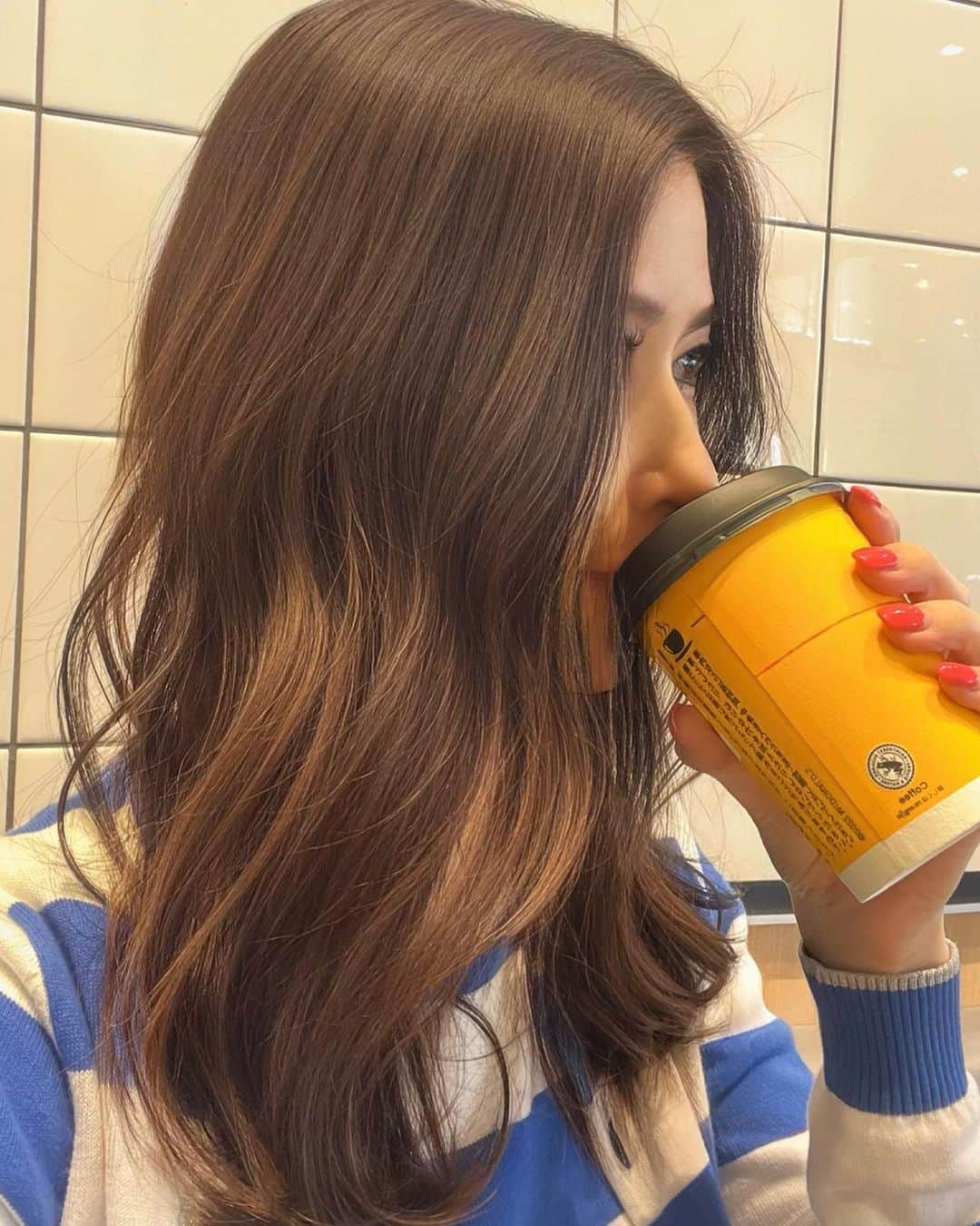のインスタグラム：「昨日は雑誌と と、ある企業様のPOP写真撮影でした♡ いつもと雰囲気を変えて巻き髪で♡  @kelly_nagoya 様いつもありがとうございます♡ 詳細はまた後日ｷｭｰｰ(⌯˃̶᷄ ⁻̫ ˂̶᷄⌯)ｰｰﾝ♡  撮影前に @mcdonaldsjapan にて一服♫  #kelly #撮影 #pop #雑誌  #雑誌撮影 #モデル撮影  #モデル #巻き髪 #イメチェン  #mcdonald #mcdonalds  #朝マック #マクドナルド  #マック #マックカフェ  #美容 #インフルエンサー  #小鳥寿未代　#ワールドカップ  #日本 #日本代表 #サッカー観戦  #サッカー日本代表」
