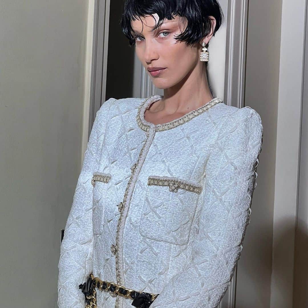 ベラ・ハディッドのインスタグラム：「🎀」