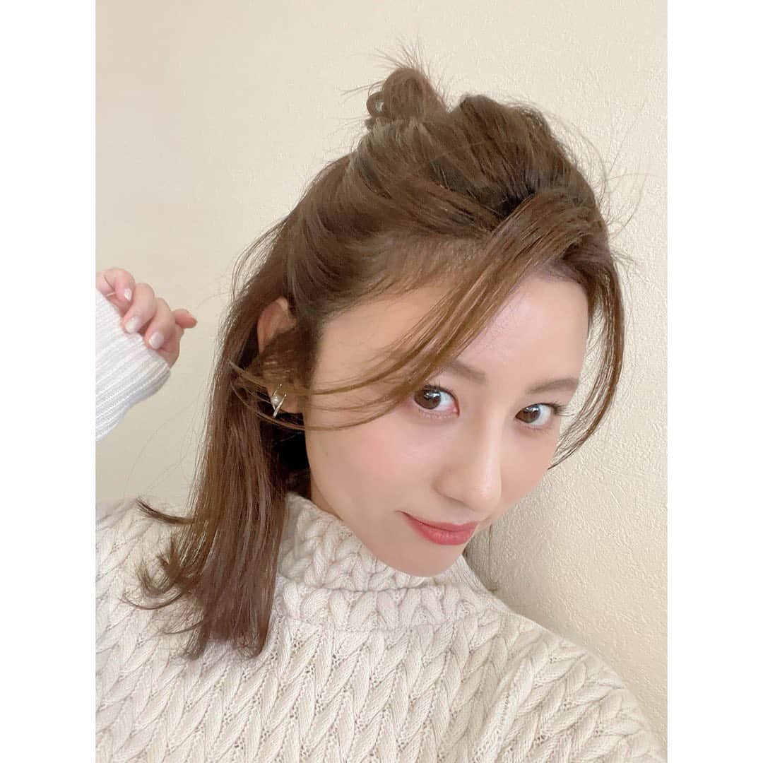 宇賀なつみのインスタグラム：「.  今朝のヘアスタイルは、お団子ハーフアップ‼︎ 珍しい感じでしたね(^^)  今週も楽しい朝をありがとうございました。 素敵な土曜日を♡  tops @cocodeal_official skirt @lanvin_en_bleu_womens jewelry @plusvendome_official @vendomeaoyama_official shoes @dianashoespress  #土曜はナニする  #関西テレビ #フジテレビ #宇賀なつみ」