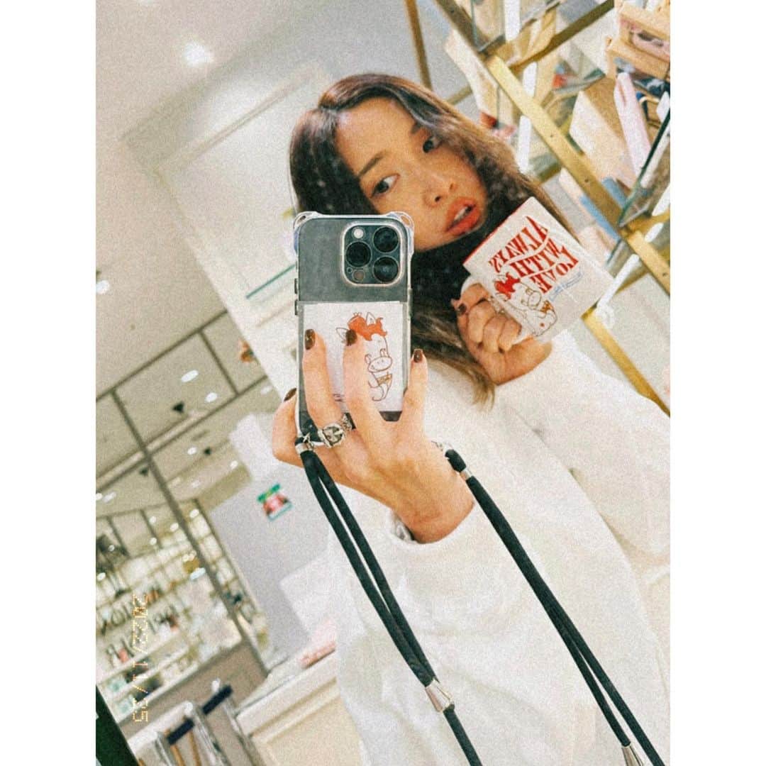 のインスタグラム：「11/23〜27までLUCUA大阪で開催されている @nasufarmvillage のPOPUPに本日いってきました🐴🥕✨  今回のPOPUPは私が店頭に立って接客することがセキュリティ上難しかったのと、他のお仕事も入っていたから行けるかわからなかったのですが、願いが叶って本日遊びに行くことができました✨🐙💙  東京から1人でLUCUA大阪のPOPUP会場に行くまでの一部始終を自分でカメラをまわしながら抑えたので、そちらもそのうちYouTubeでアップされることになるんじゃないかな🥰🎥🤍  そしてお目当ての大阪限定たこ焼きサブレちゃんグッズもGETできました🐙🫶🏻✨  POPUPは明日と明後日まで開催されていますので、関西の皆様は是非足を運んでみてくださいね🐴🥕🫶🏻✨　  それではまた明日💝  おやすみなさい🌙✴︎🛌💤」