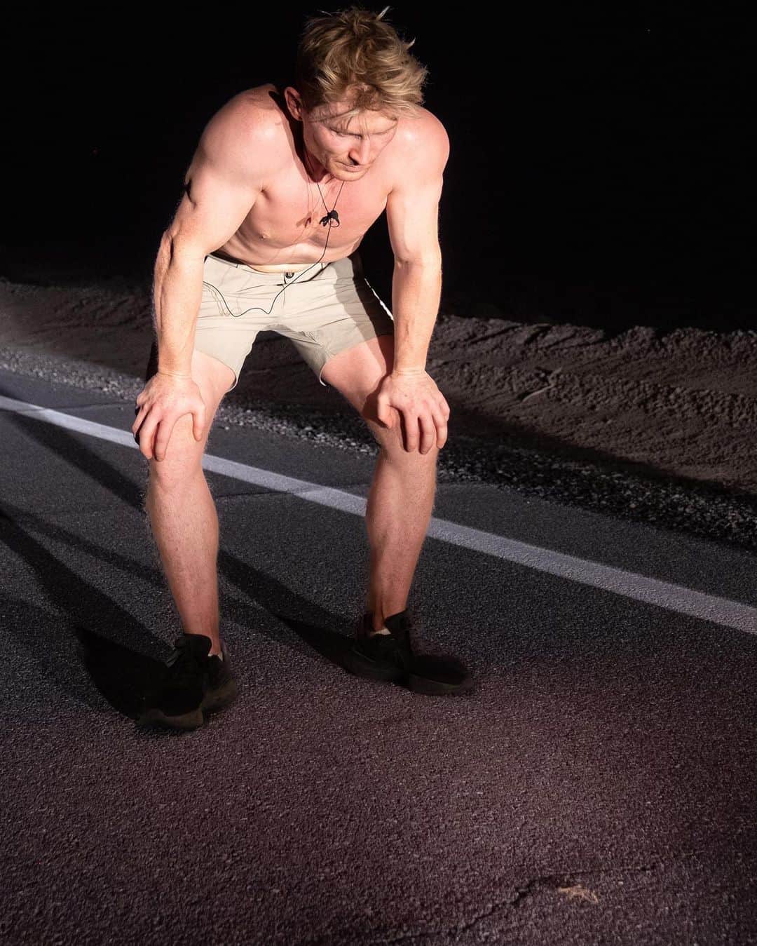 マグナス・ミトボさんのインスタグラム写真 - (マグナス・ミトボInstagram)「I tried to run a marathon in Death Valley without training. Came face to face with scorpions in the dark and almost fainted due to exhaustion. All to give you this video!  Picture: @rolfmartin」11月26日 2時34分 - magmidt