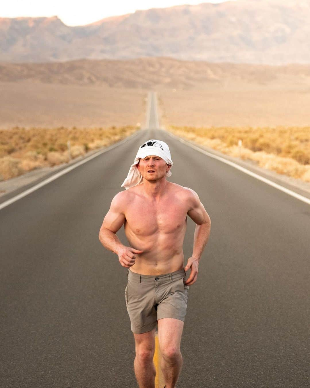 マグナス・ミトボのインスタグラム：「I tried to run a marathon in Death Valley without training. Came face to face with scorpions in the dark and almost fainted due to exhaustion. All to give you this video!  Picture: @rolfmartin」