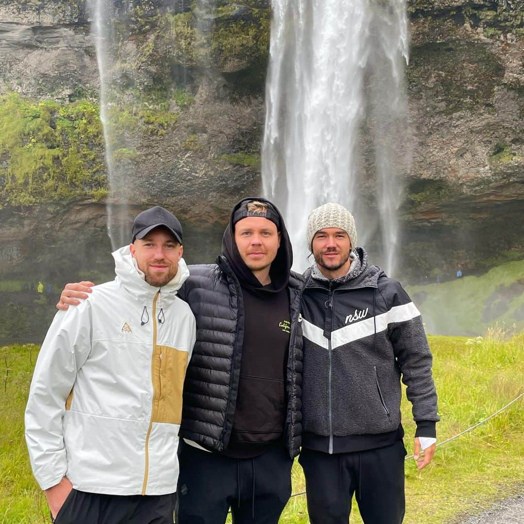レネ・クルヒンのインスタグラム：「This trip was magical. But the real magic of this trip was not in erupting volcanos, waterfalls and beautiful landscapes… It was seeing old friends after a long time and find out that not a single thing has changed. Because true friendship, like love, knows no distance or time. Thank you my Icelandic family❤️」