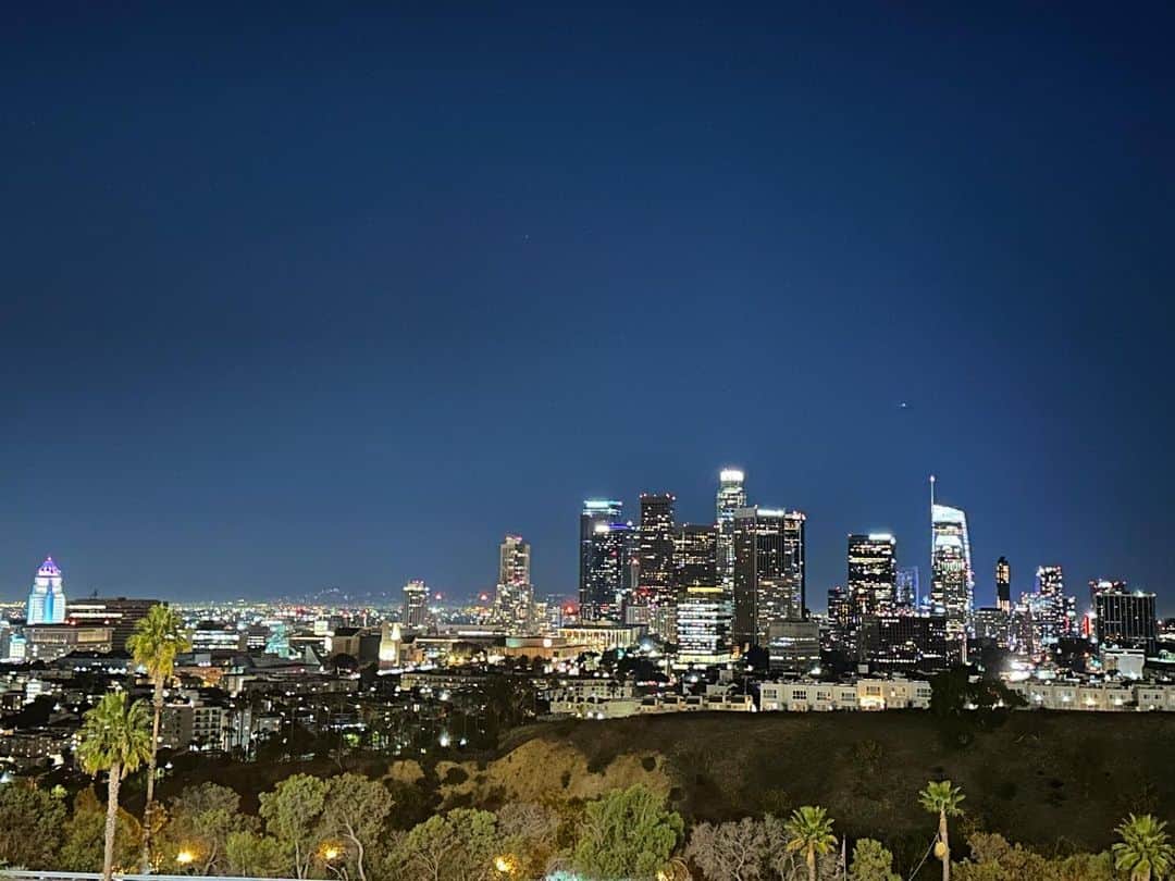 ジョナサン・カサーのインスタグラム：「Los Angeles by night 11.19.2022  #clearsky #losangeles #beautiful #dtla」