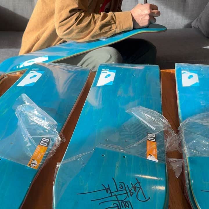 エンジョイのインスタグラム：「We got 50 hand signed louie boards! Click link in bio!!!」