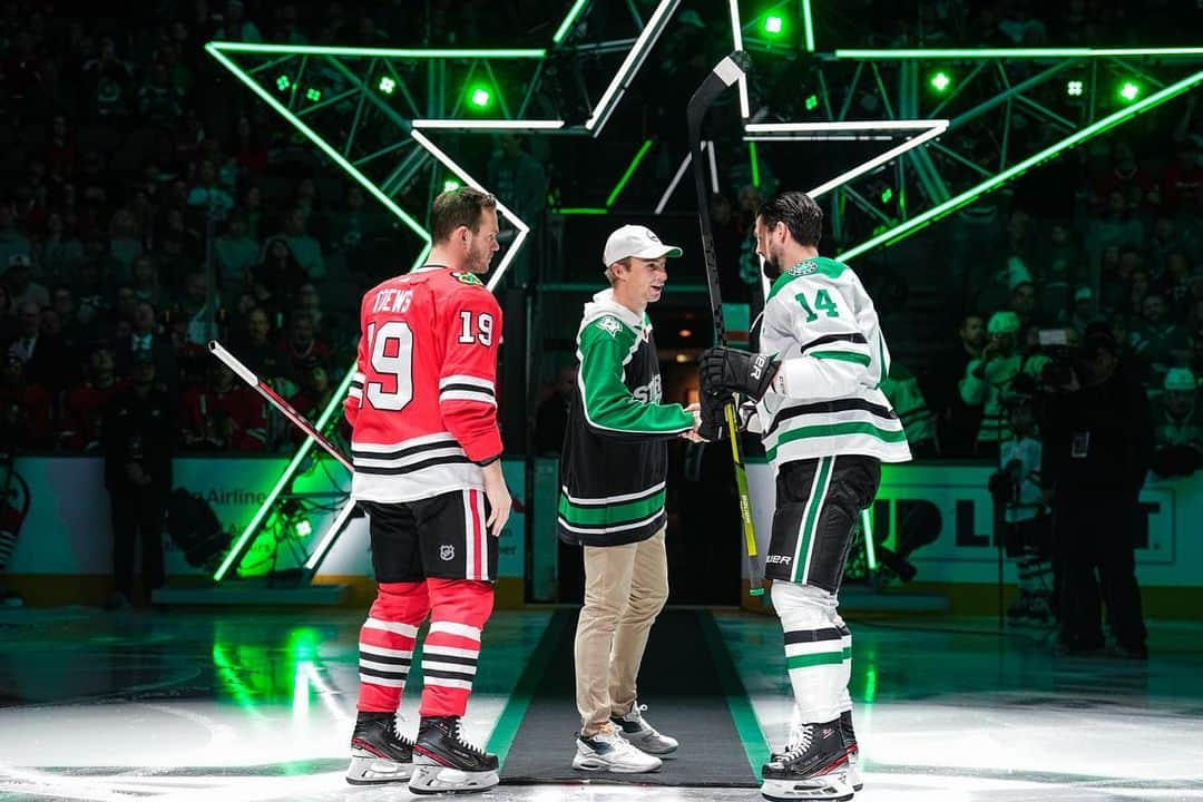 ウィル・ザラトリスさんのインスタグラム写真 - (ウィル・ザラトリスInstagram)「What a comeback! Really fun evening getting to drop the puck Wednesday night and watch the boys come back from down 4-1 to win the game. Special team this year, can’t wait to watch them make a run! DALLAS! STAAARSSS! Happy Thanksgiving everyone! @dallasstars」11月26日 6時04分 - willzalatoris