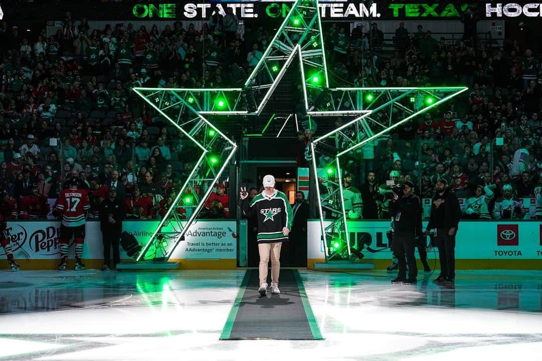 ウィル・ザラトリスさんのインスタグラム写真 - (ウィル・ザラトリスInstagram)「What a comeback! Really fun evening getting to drop the puck Wednesday night and watch the boys come back from down 4-1 to win the game. Special team this year, can’t wait to watch them make a run! DALLAS! STAAARSSS! Happy Thanksgiving everyone! @dallasstars」11月26日 6時04分 - willzalatoris