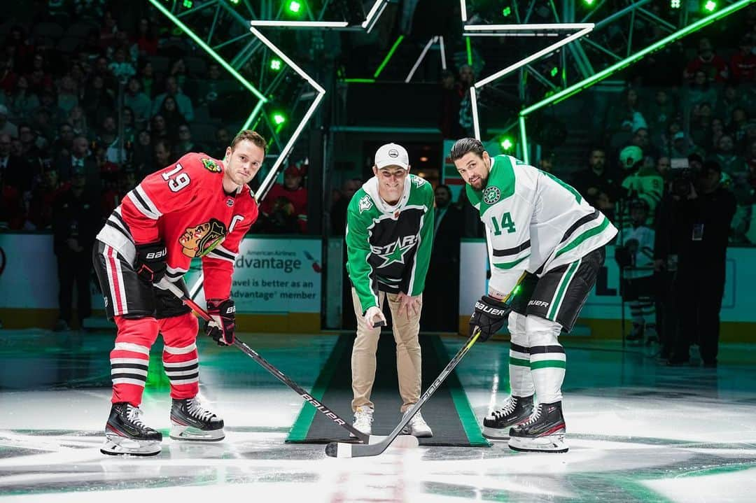 ウィル・ザラトリスさんのインスタグラム写真 - (ウィル・ザラトリスInstagram)「What a comeback! Really fun evening getting to drop the puck Wednesday night and watch the boys come back from down 4-1 to win the game. Special team this year, can’t wait to watch them make a run! DALLAS! STAAARSSS! Happy Thanksgiving everyone! @dallasstars」11月26日 6時04分 - willzalatoris