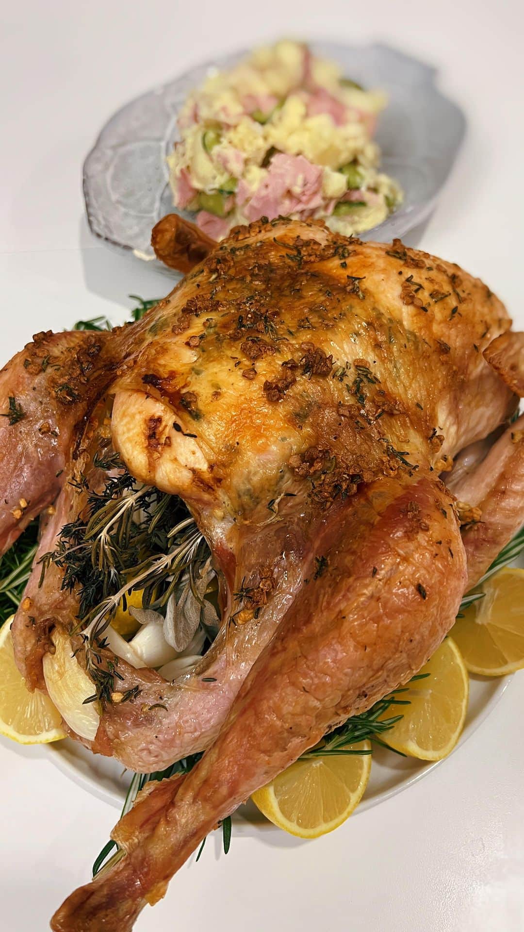 大出千尋のインスタグラム：「Happy Thanksgiving🍁🤍  メイシーズのサンクスギビングデーパレードを見て、お家ではアメリカ生活ならではのイベントということで、初めて七面鳥の丸焼きにチャレンジしました！夫が😂  本格的で柔らかジューシーなターキーを焼いてくれました😌👏 . #thanksgiving#turkey#allclad  #サンクスギブンズデー#nyc #ニューヨーク生活」