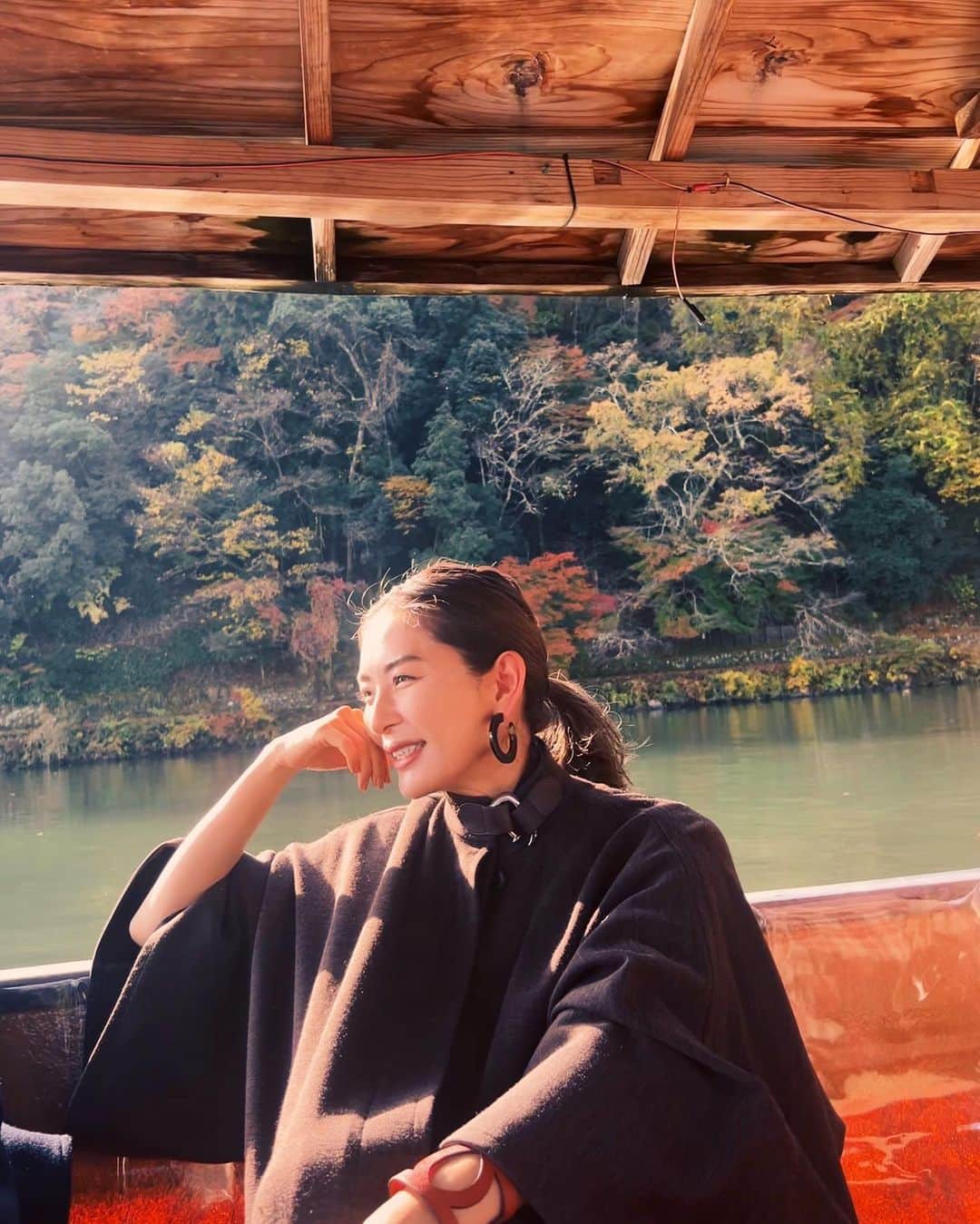 白澤貴子のインスタグラム：「We had a wonderful time thanks to you @hermes  プレビューで胸いっぱいになった後は宿泊先のパークハイアット京都内で五重塔のライトアップを眺めながら舌鼓を打ち、翌朝は嵐山の保津川で紅葉を愛でた後、天龍寺の小川湫生宗務総長による案内で雲龍図と庭を鑑賞し、Motoiにて贅沢ランチという今回のコース。  嵐山に足を伸ばすのが初めてだった私は、この日のハイライトは保津川！とワクワクしながら決め込んでいたけれど…(実際大変堪能させていただきました)  失礼ながら旅程表の中であまり注目していなかった天龍寺でこんなにも多くのことを学ぶことになるとは…。  目前のひとつひとつにアンテナを張り巡らせて、一層感覚を研ぎ澄ませていきたいと強く感じたひととき。  隅々までパーフェクトな京都２日間、 @hermes ありがとうございました。  #すべてのモノには自分が思うよりもっと深い意味がある　#美しいのは目の前のものではなく美しいと思える心　 #ユーモアの大切さ #白澤と京都」