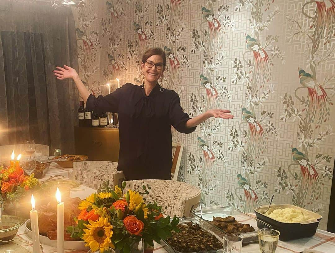 テリー・ハッチャーさんのインスタグラム写真 - (テリー・ハッチャーInstagram)「Another day to be grateful. Our Thanksgiving gave us the connection with loved ones and of course a lot of great food! 😋 If you want any recipes, the Brussels sprouts, the yams, the cranberry sauce,  the green beans, the Turkey, the stuffing were all stellar this year. (If I do say so myself😂)If you want some videos on how to make them let me know and also what medium. TikTok my YouTube channel? HatchingChange It’s been a while since I’ve posted me making food. So…Happy holidays to all. Let the festivities begin. 💖 #gratitude #sixtysecondcocktails @joeldram」11月26日 8時52分 - officialterihatcher