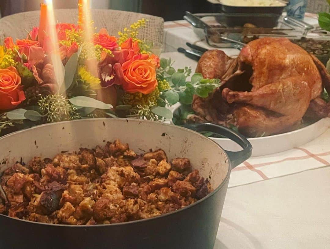 テリー・ハッチャーさんのインスタグラム写真 - (テリー・ハッチャーInstagram)「Another day to be grateful. Our Thanksgiving gave us the connection with loved ones and of course a lot of great food! 😋 If you want any recipes, the Brussels sprouts, the yams, the cranberry sauce,  the green beans, the Turkey, the stuffing were all stellar this year. (If I do say so myself😂)If you want some videos on how to make them let me know and also what medium. TikTok my YouTube channel? HatchingChange It’s been a while since I’ve posted me making food. So…Happy holidays to all. Let the festivities begin. 💖 #gratitude #sixtysecondcocktails @joeldram」11月26日 8時52分 - officialterihatcher