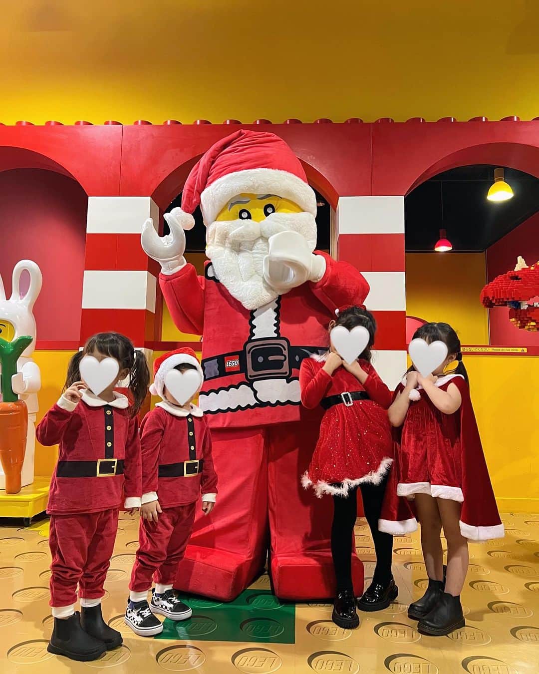 近藤千尋のインスタグラム：「昨日はレゴのクリスマスパーティーに ご招待して頂いて 子供達と行ってきました💕 二枚目の美羽の顔がホームアローン😂笑  @ldctokyo @legojapan_official   レゴサンタさんにも会えて 子供達大はしゃぎ🤍  サンタレゴ🎅のワークショップしたり 私もいろんな方に会えて楽しかった💓 VERYのあきちゃんパイセンは いつも優しくて神！！☺️  ありがとうございました🌼🌼  今週も金曜日まで突っ走って 夜はぐっすり寝ました🙋🏻‍♀️笑  素敵な休日を過ごしてね🤍🤍」