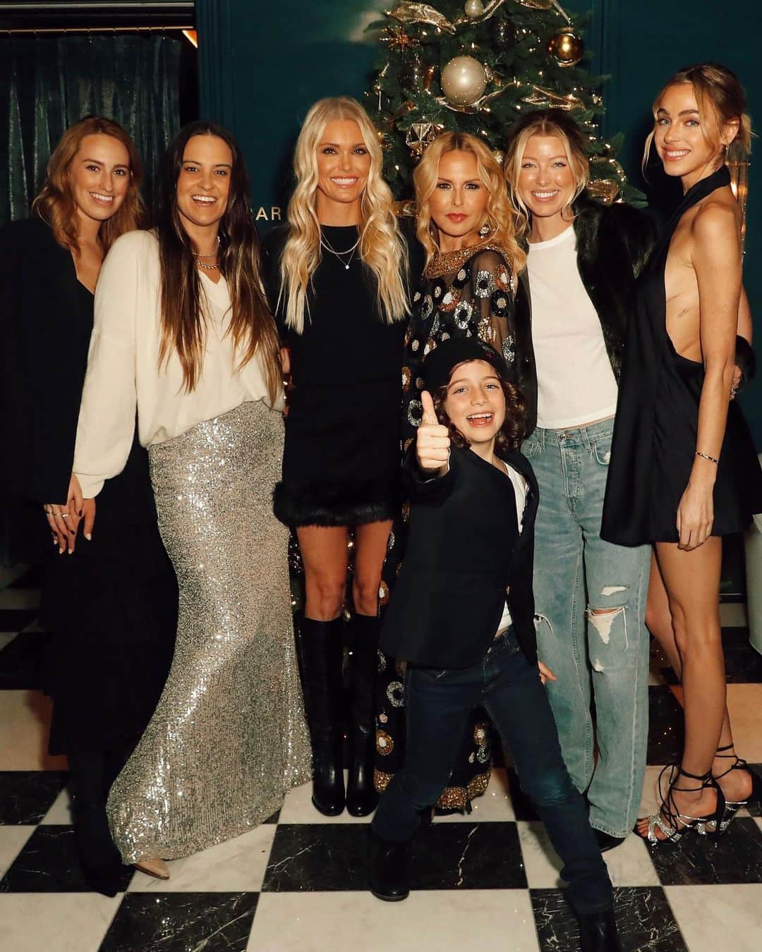 Elizabeth Turnerのインスタグラム：「best night with my Christmas angels 🤍🎄feeling extra grateful for @rachelzoe & the incredible women she brings together through @curateur + @kaseycrook 🤍 these ladies are not only absolute bosses but also kind, welcoming, and always willing to impart their wisdom! Love y'all 🥰🤍✨」