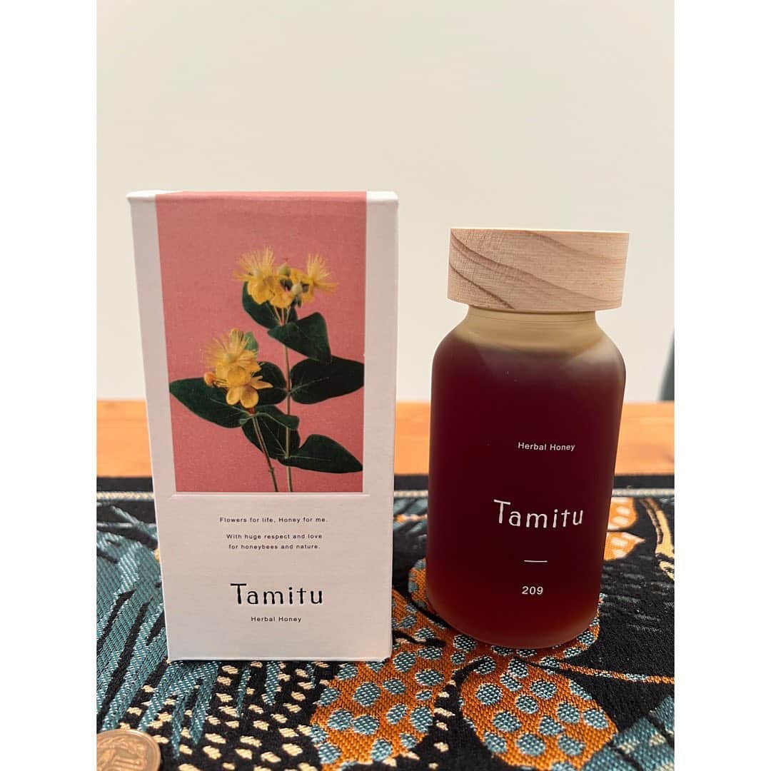 山下莉奈のインスタグラム：「Tamitu 🐝 素敵なはちみつを頂きました💕  蜂蜜の体への効果は言わずもがな。  「209」のテーマは ”Empower”。漢方としても親しまれているロンガン(龍眼)の純粋はちみつに、セントジョンズワート、シナモン、トウガラシなどパワフルなハーブ·スパイスを調合。今こそパワーを入れたい時の頼れる、エナジーフードのようなはちみつ🍯  水溶性で冷たい水や炭酸にもさっと溶ける🫧 おすすめの通り、炭酸水で割って飲んでみるんだ🥰  なのに炭酸買いわすれ続け早３日😂w  @tamitu_official」