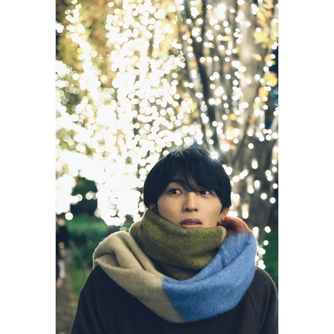 のインスタグラム：「クリスマスシーズンは街やお店が一工夫されていて好きです💡  皆さんはもうマフラー巻いてますか？」