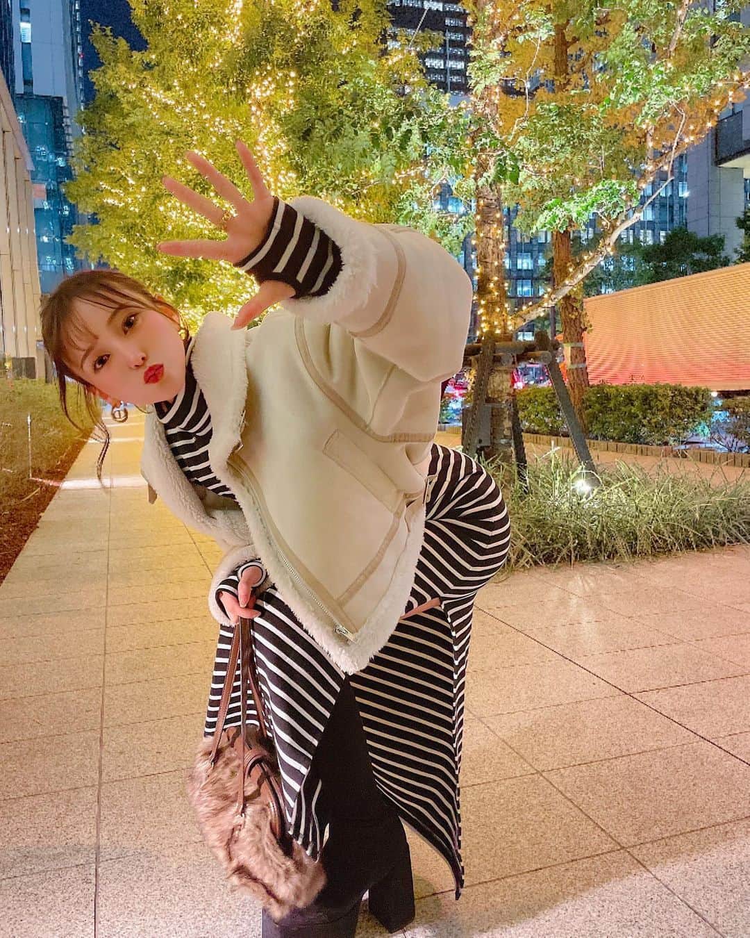 引地裕美のインスタグラム：「🖤🤍🖤🤍🖤  このボーダーワンピ凄く可愛くて お気に入り🫶🏻 スタイルも良く見える🥳  #ゆうみ服 🧺#coat #아우터 #ワンピ  #UMine #japan #옷스타그램 #데일리룩 #코디스타그램 #每日穿搭 #일본 #오오티디룩 #얼스타그램 #照片 #粉我  #fashionblogger #WhatIWore #fashionista #japanesegirl」