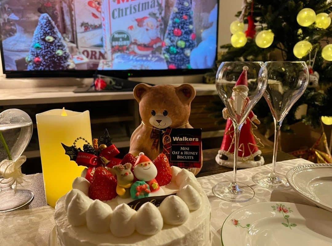 吉高寧々のインスタグラム：「最近ケーキ作りにハマり中で せっかくなのでクリスマスケーキ作って 少し早いクリスマスパーティしたよ🎅🏻🎄♥️  もっと色んなケーキ作りたい🍰💗   #吉高寧々」