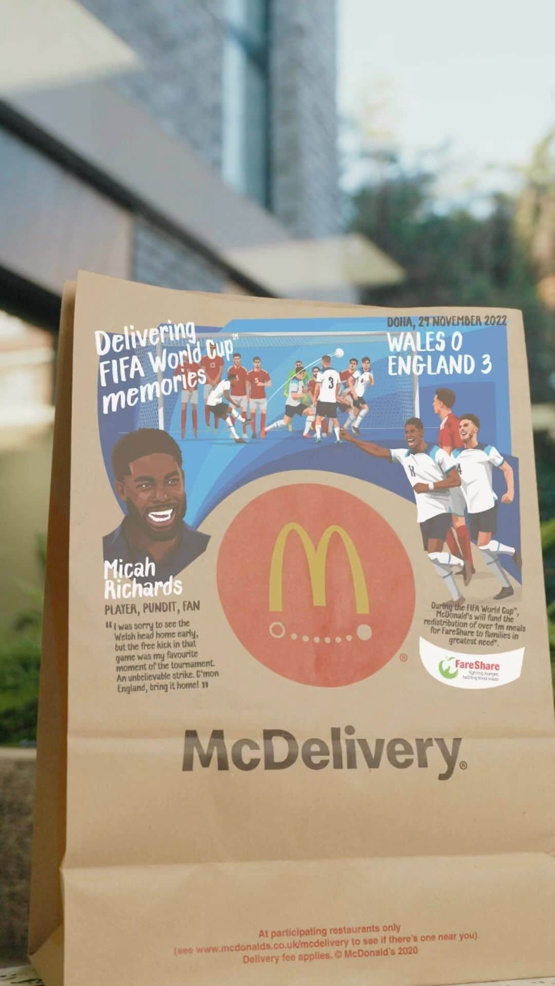 マイカ・リチャーズのインスタグラム：「We’re all hoping England deliver tonight and talking of delivering… guess who’s been given their own limited-edition FIFA World Cup™ #McDelivery bag featuring @marcusrashford’s free-kick against Wales… yes big Meeks🙋🏿‍♂️   Order on the @mcdonaldsuk app on Saturday and you might get one! You’ll also help redistribute over 1 million meals via the charity @FareShareUK #ad」