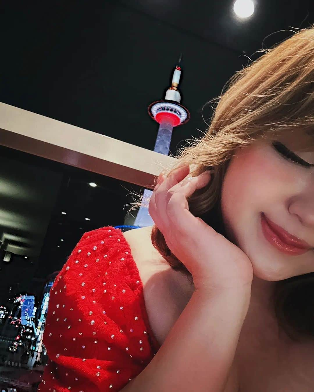 りんごちゃんさんのインスタグラム写真 - (りんごちゃんInstagram)「今夜あなたのすぐ側で‥  #KYOTO #kyototower #京都#京都タワー  🌃🗼🌕️🍎✨」12月10日 20時06分 - ringochan_0626