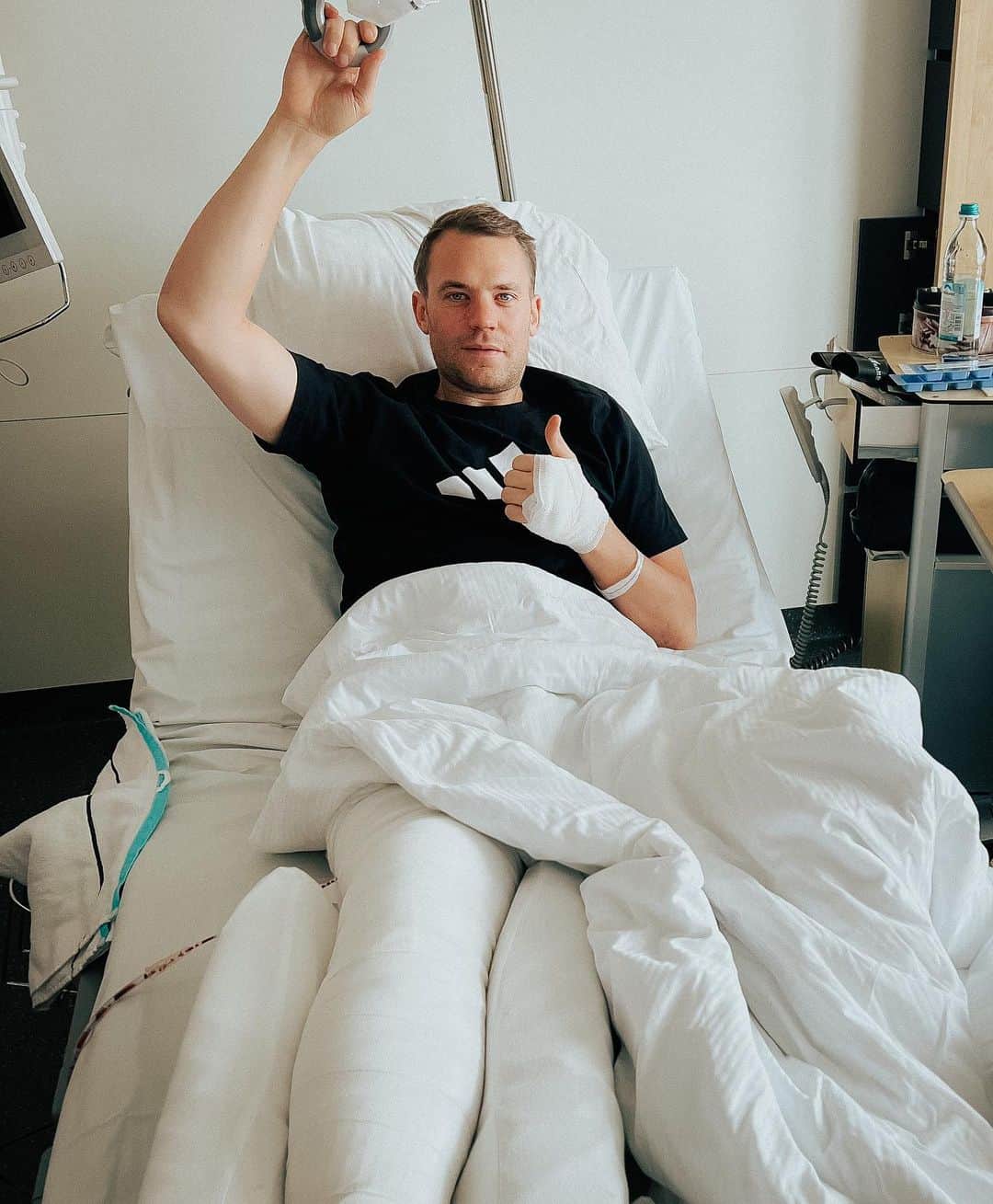 のインスタグラム：「Hey Leute, was soll ich sagen, das Jahresende hätte auf jeden Fall besser laufen können… Während ich meinen Kopf beim Skitourengehen freibekommen wollte, habe ich mir einen Unterschenkelbruch zugezogen. Die gestrige OP ist sehr gut verlaufen. Vielen Dank an das Ärzte-Team! Es schmerzt allerdings zu wissen, dass die aktuelle Saison für mich beendet ist.   Passt auf euch auf! Euer Manuel  —  Hey guys, what can I say, the end of the year could have definitely gone better... While I was trying to get my head clear while ski touring, I suffered a lower leg fracture. Yesterday's surgery went well. Many thanks to the doctors! However, it hurts to know that the current season is over for me.   Take care! Your Manuel」