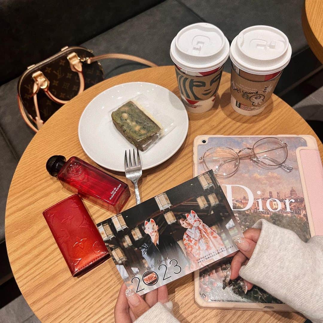 のインスタグラム：「⋆ もう気づいたら年末だ〜 早すぎる𓏧🥲  みなさんは年賀状、もう準備しましたか？🫣  私は、年々数は減ってはいるものの 親戚やお世話になった方には年賀状を送ってます❤︎  ここ数年はずっと簡単に頼める、 スマホで写真年賀状で作ってるよ☺️  スマホのアプリをダウンロードして 写真やデザインを選べばすぐに作成できるので 本当におすすめ！🥺  しかもデザインがめちゃめちゃ可愛いの🥲🤍 是非みてみて〜  ⸜  pr23258 ⸝ でフォロワー限定10%オフになります！  しかも、回数限定で無料でお試し印刷もできるよ🫣 ありがたい〜！  この写真は、仕事用🤫 親族用に、結婚式の写真使って 今から年賀状作るぞ〜♡  どのデザインにしようか迷う🥹  #スマホで写真年賀状 #年賀状 #pr #年賀状デザイン #年賀状写真 #年賀状作り #スタバ #カフェ」