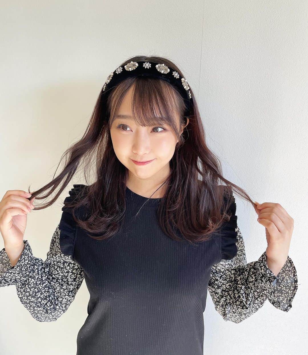 加藤夕夏のインスタグラム：「⁡ ⁡ ⁡ オンラインお話会の私服！ ⁡ カチューシャ🖤🖤🖤 ⁡ #NMB48 #好きだ虫 #うかしふく」