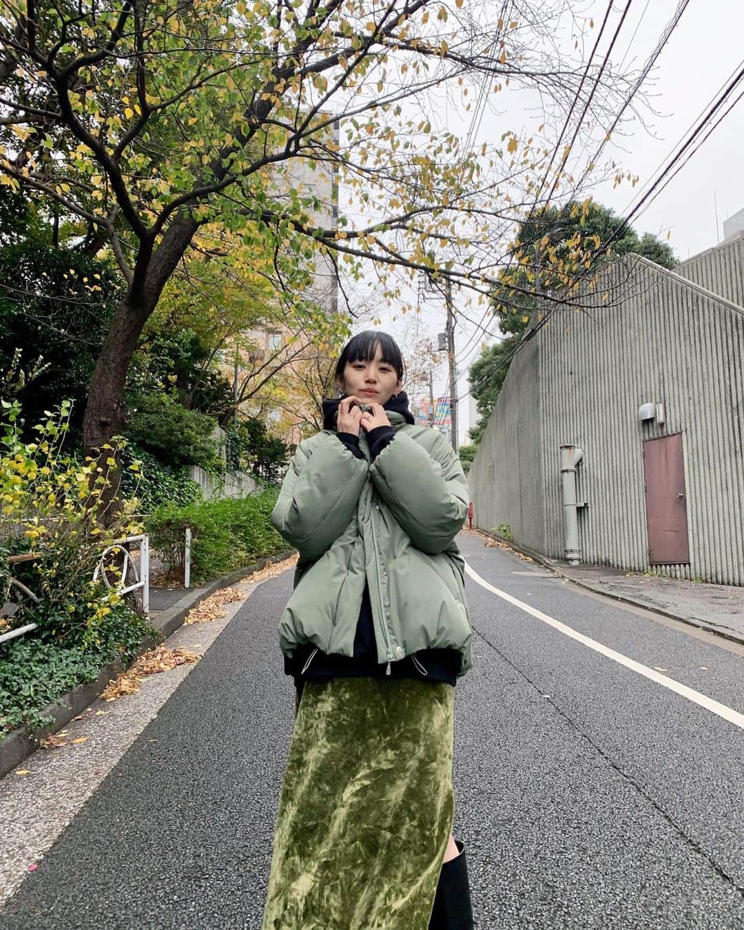 Shiho Sasakiのインスタグラム：「今年のパッファージャケットのグリーンは特にお気に入り！ カジュアルすぎず、大人っぽく着れるセージグリーン💚🐸 モノトーン好きの方にもおすすめだよ🫰🏻  #MOUSSY #MOUSSYSNAP」