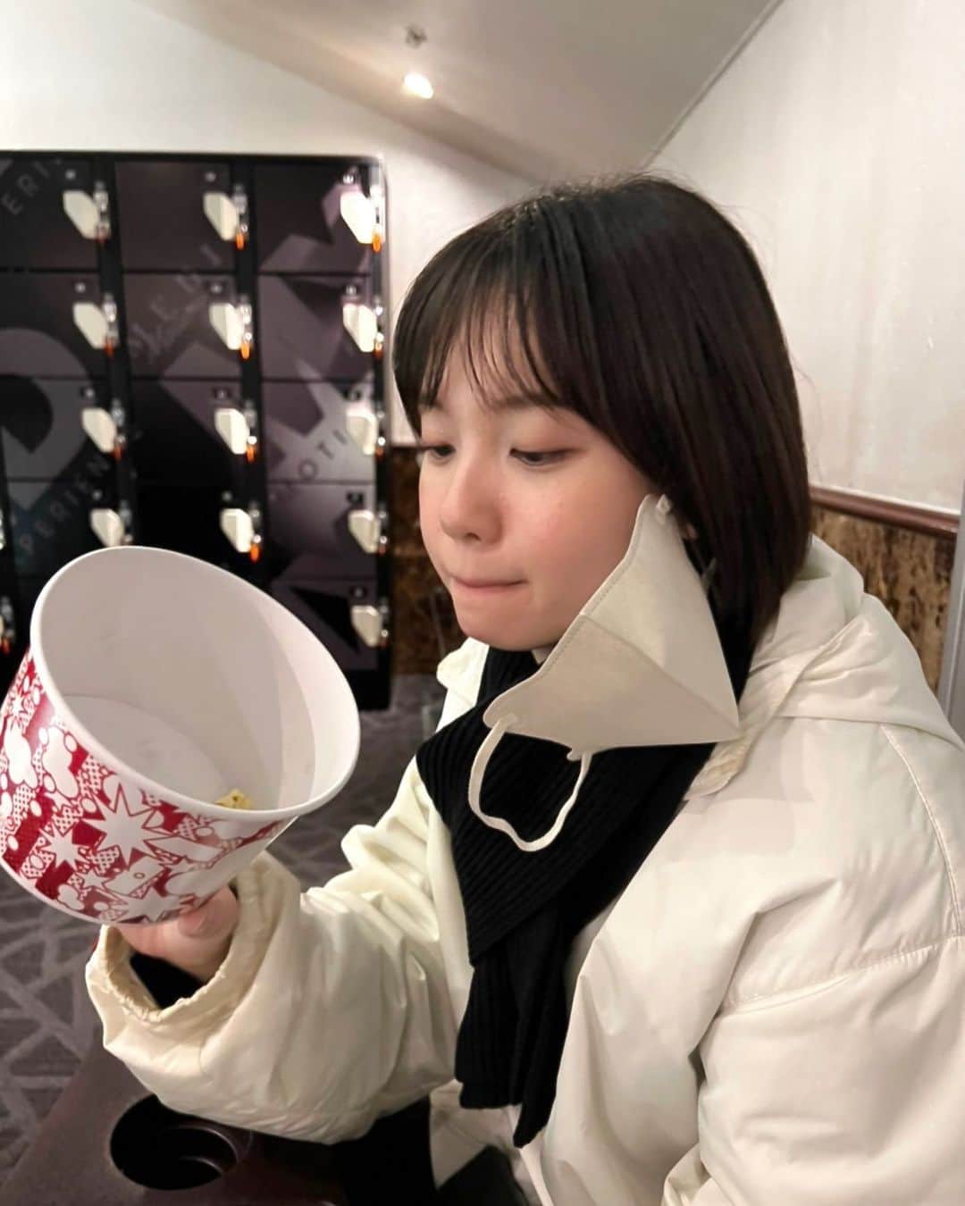 田中瞳のインスタグラム：「. 映画を見始める前にポップコーンを食べ終わったことはありますか」